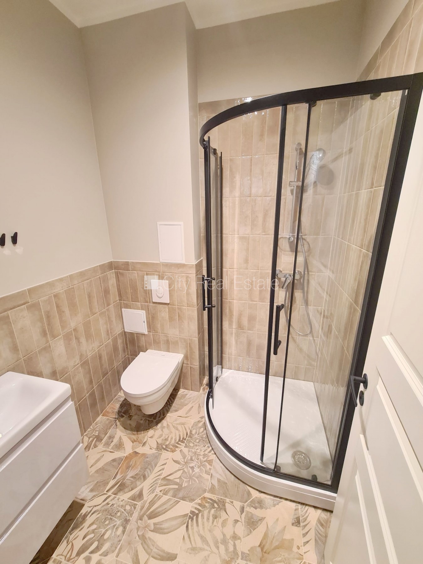 Sludinājumi. Fasādes māja, renovēta māja, ieeja no ielas, kāpņu telpa pēc kapitālā remonta, logi vērsti uz ielas Cena: 650 EUR/mēn Foto #10