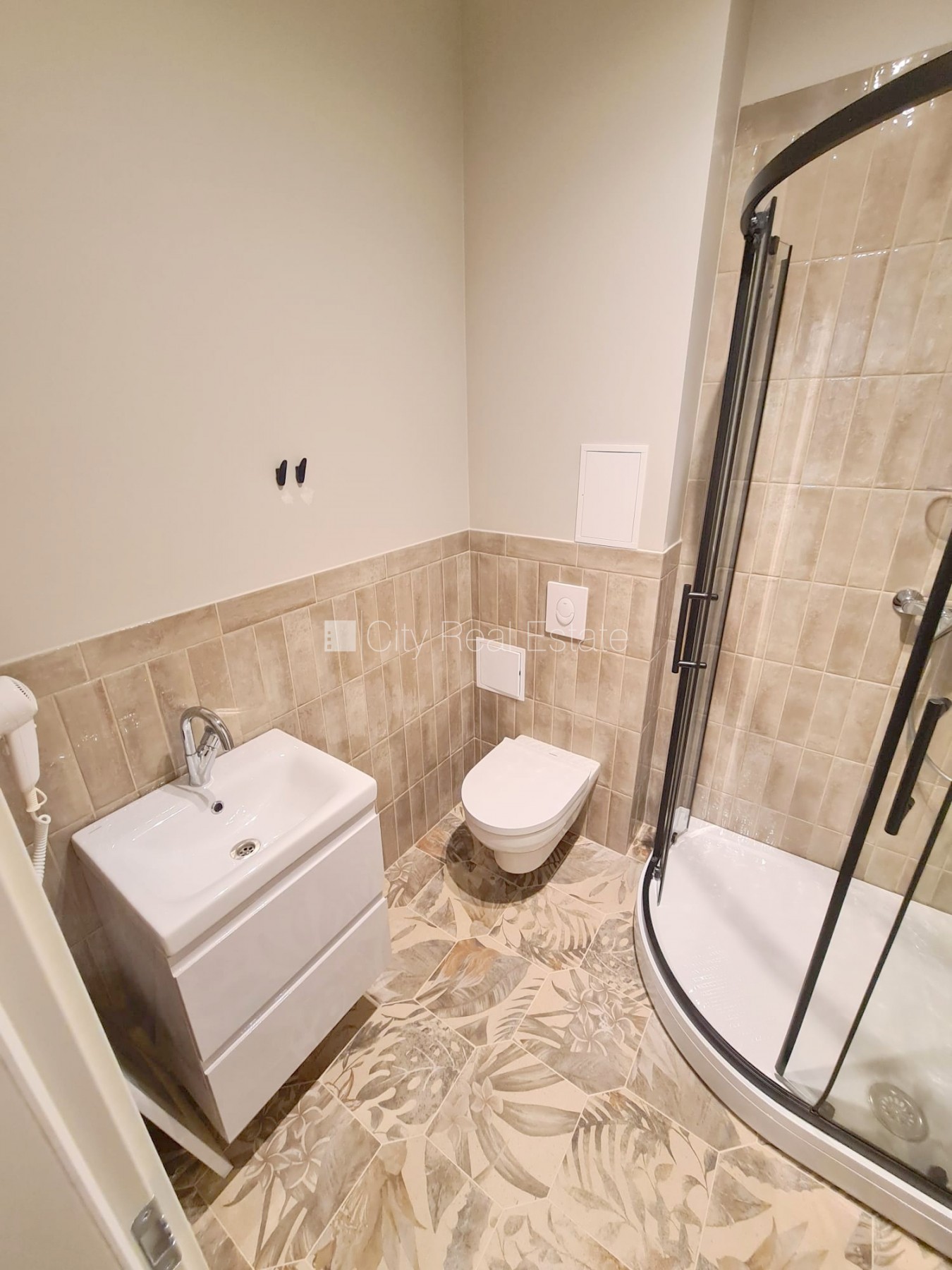 Sludinājumi. Fasādes māja, renovēta māja, ieeja no ielas, kāpņu telpa pēc kapitālā remonta, logi vērsti uz ielas Cena: 650 EUR/mēn Foto #9