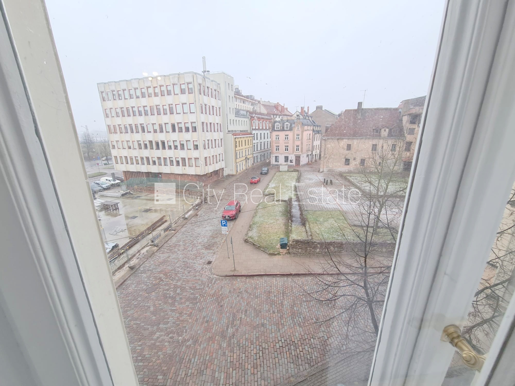 Sludinājumi. Fasādes māja, renovēta māja, ieeja no ielas, kāpņu telpa pēc kapitālā remonta, logi vērsti uz ielas Cena: 650 EUR/mēn Foto #6