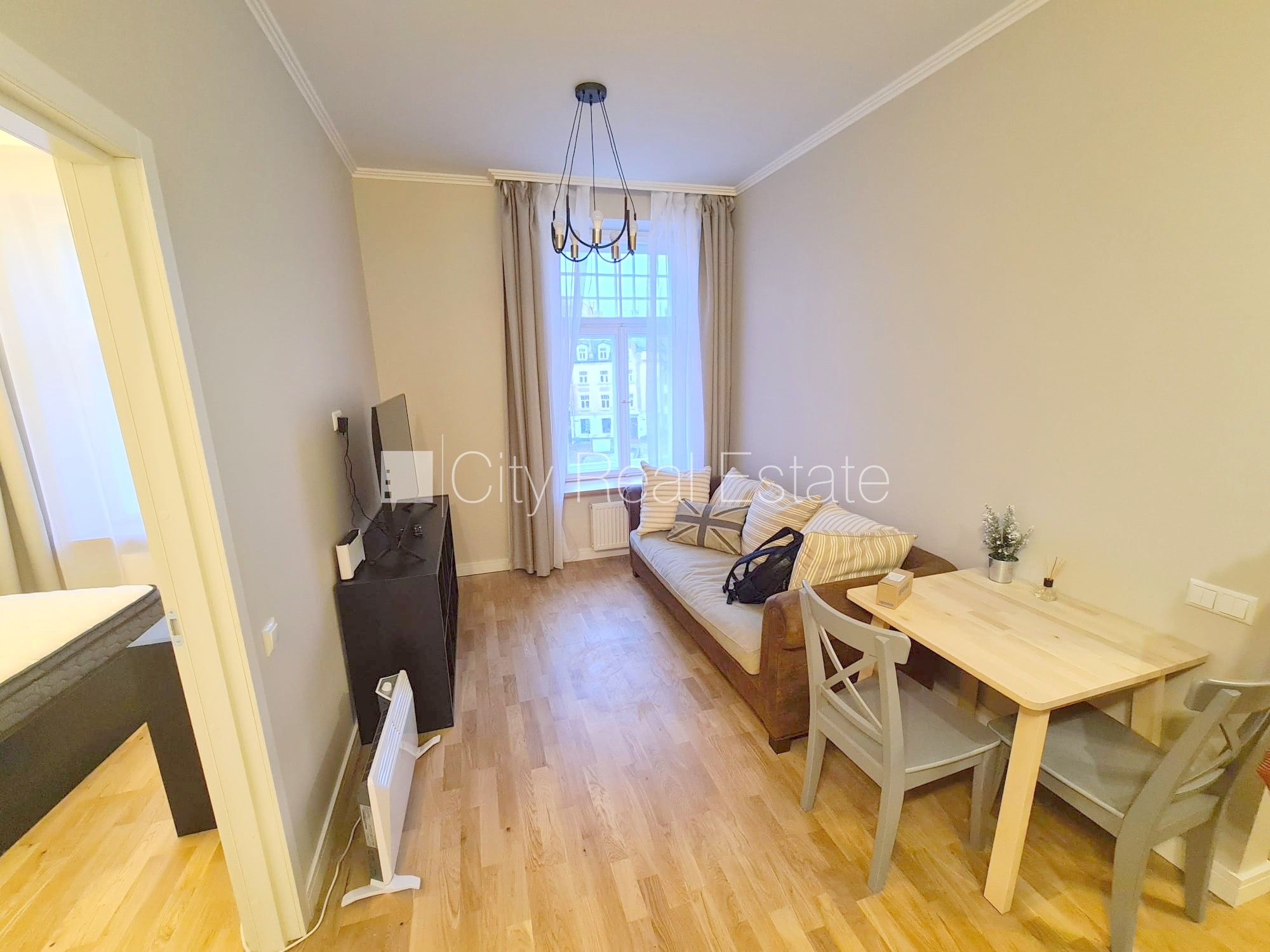 Sludinājumi. Fasādes māja, renovēta māja, ieeja no ielas, kāpņu telpa pēc kapitālā remonta, logi vērsti uz ielas Cena: 650 EUR/mēn Foto #7