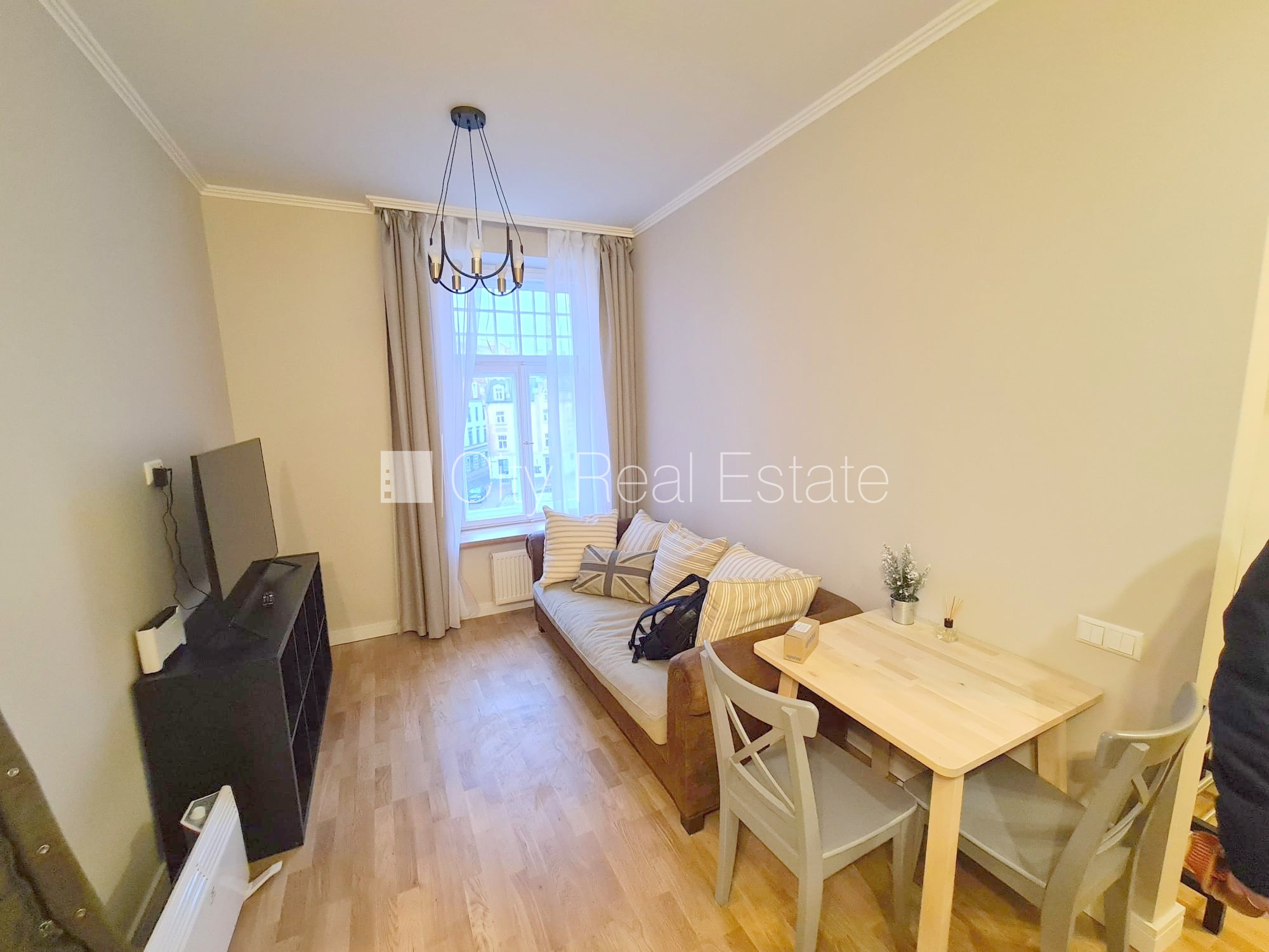 Sludinājumi. Fasādes māja, renovēta māja, ieeja no ielas, kāpņu telpa pēc kapitālā remonta, logi vērsti uz ielas Cena: 650 EUR/mēn Foto #8