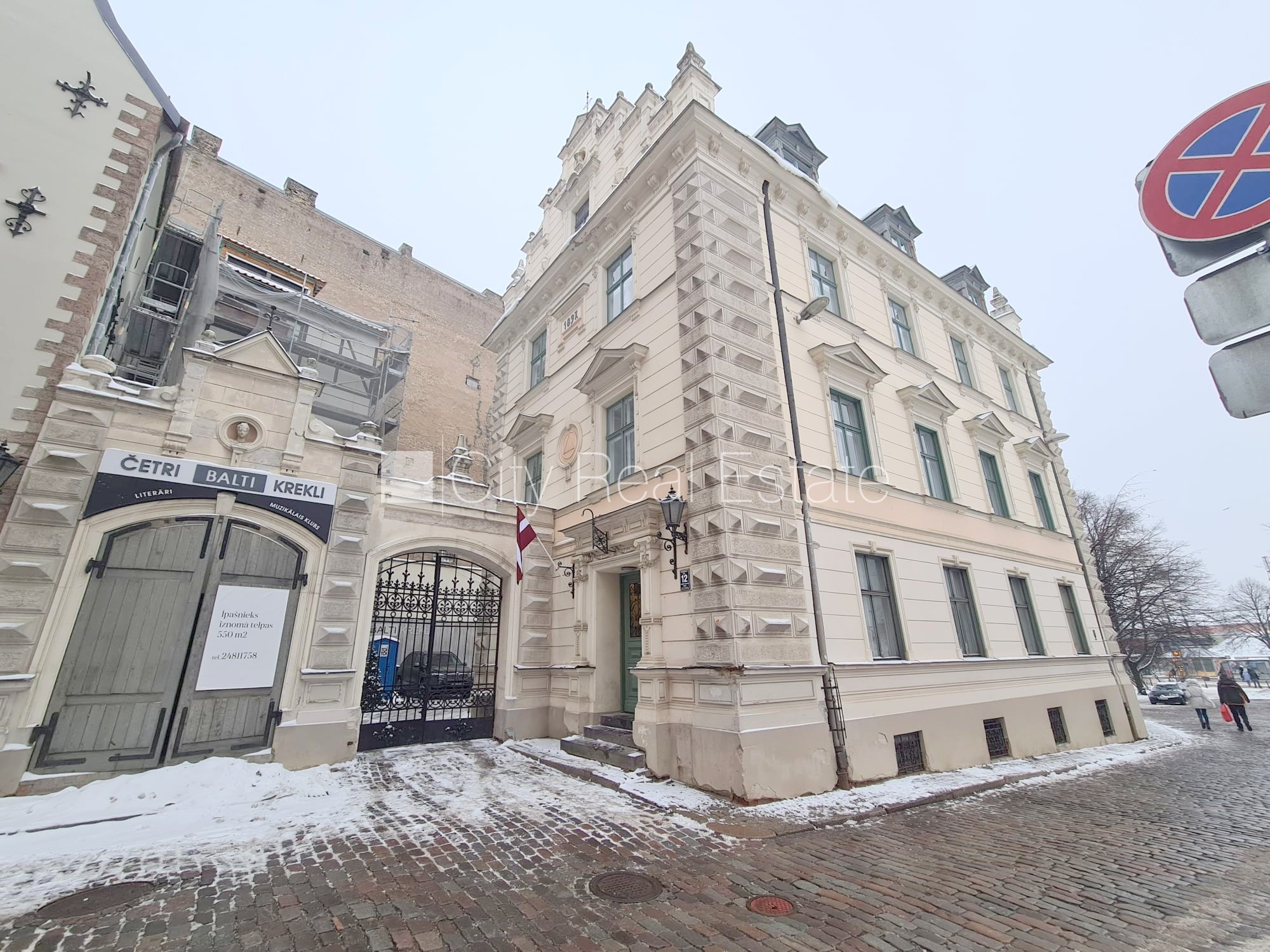 Sludinājumi. Fasādes māja, renovēta māja, ieeja no ielas, kāpņu telpa pēc kapitālā remonta, logi vērsti uz ielas Cena: 650 EUR/mēn Foto #12