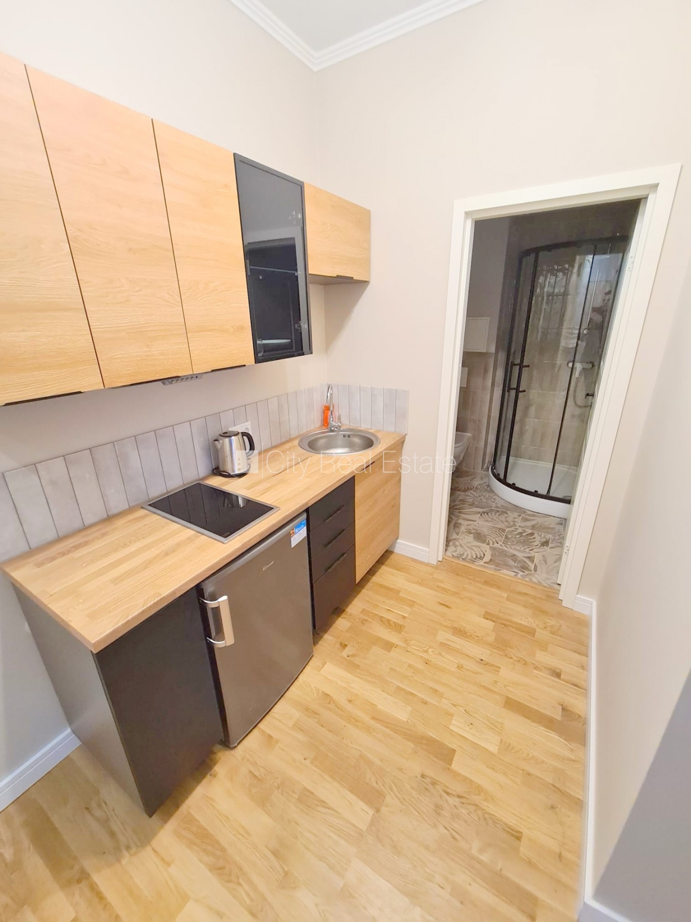 Sludinājumi. Fasādes māja, renovēta māja, ieeja no ielas, kāpņu telpa pēc kapitālā remonta, logi vērsti uz ielas Cena: 650 EUR/mēn Foto #5