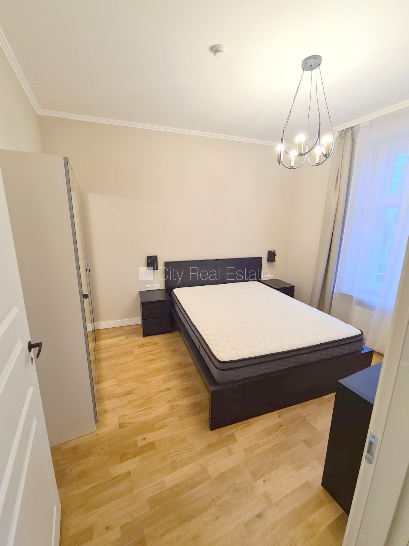 Sludinājumi. Fasādes māja, renovēta māja, ieeja no ielas, kāpņu telpa pēc kapitālā remonta, logi vērsti uz ielas Cena: 650 EUR/mēn Foto #4