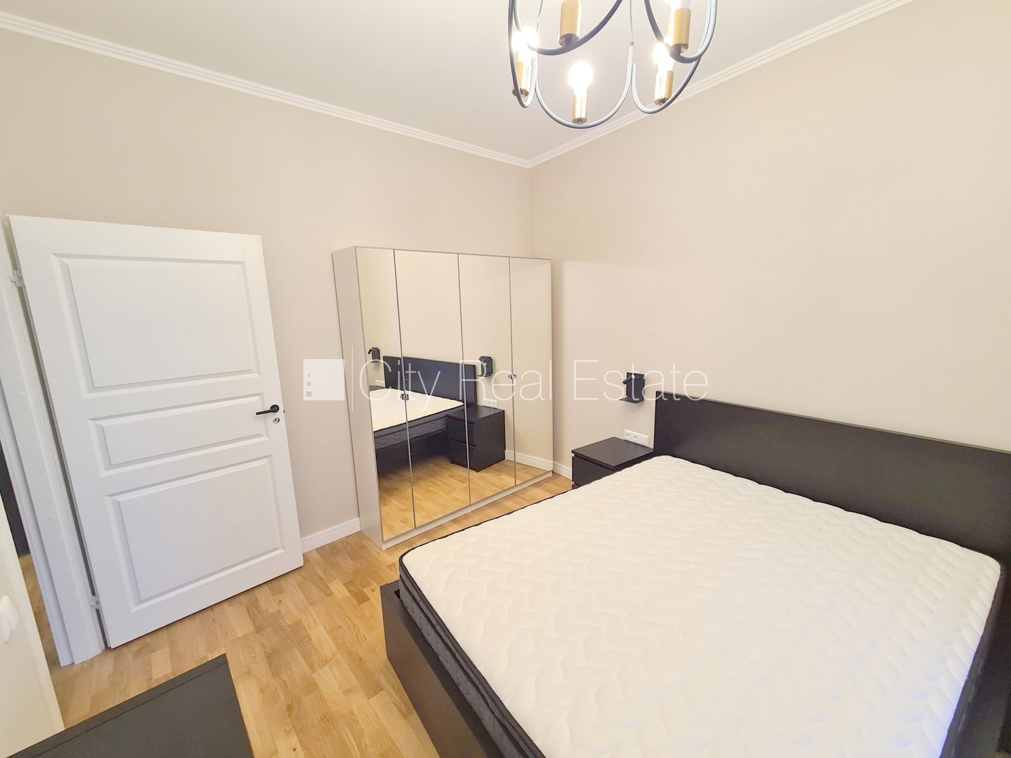 Sludinājumi. Fasādes māja, renovēta māja, ieeja no ielas, kāpņu telpa pēc kapitālā remonta, logi vērsti uz ielas Cena: 650 EUR/mēn Foto #2