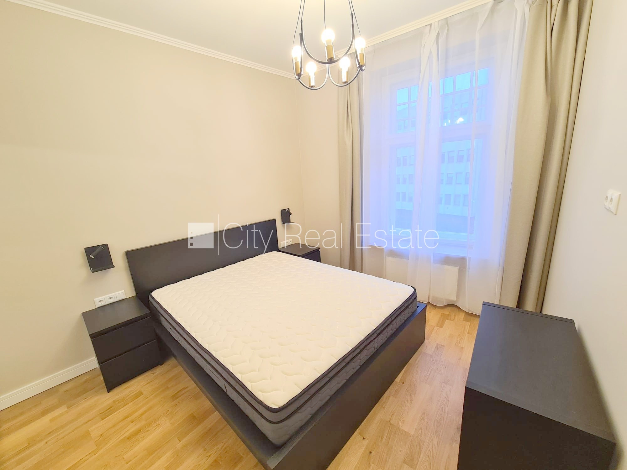 Sludinājumi. Fasādes māja, renovēta māja, ieeja no ielas, kāpņu telpa pēc kapitālā remonta, logi vērsti uz ielas Cena: 650 EUR/mēn Foto #3