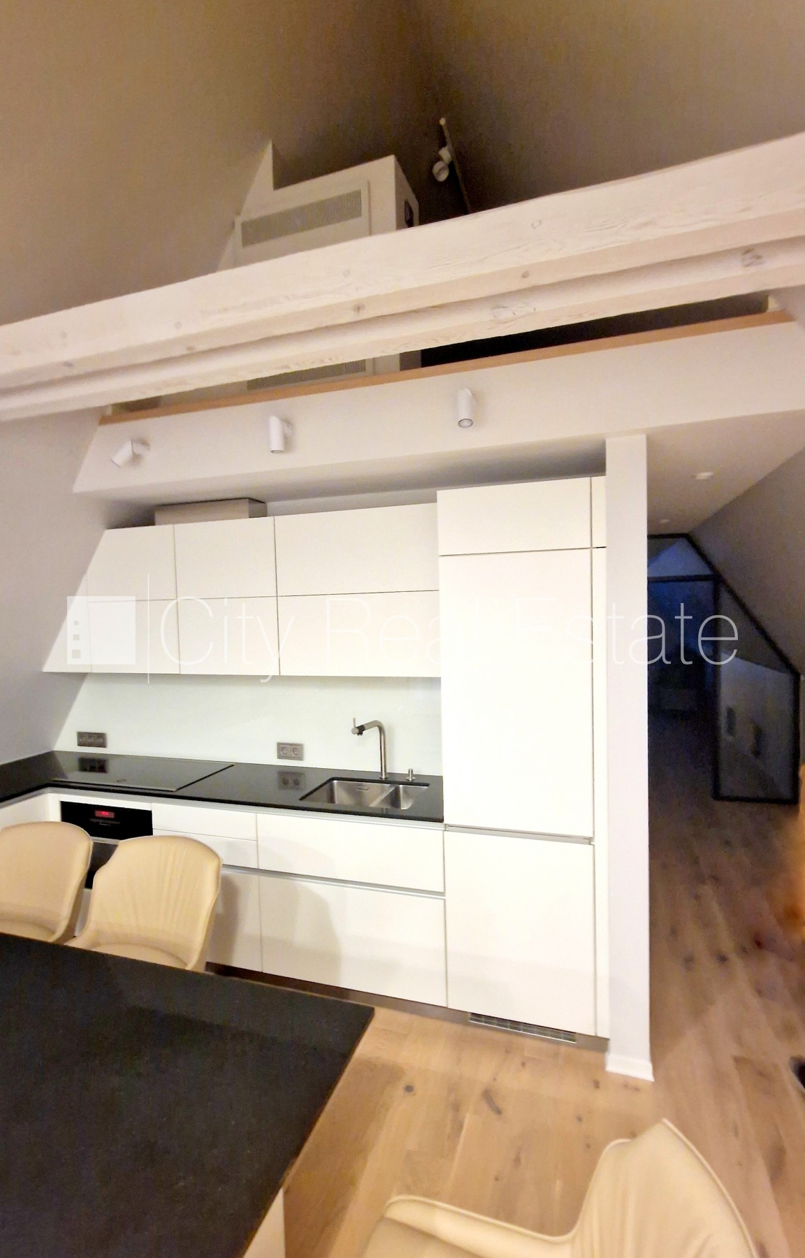 Sludinājumi. Fasādes māja, restaurēta māja, nomainītas inženierkomunikācijas, mainīts Jumta segums, ķieģeļu mūra Cena: 415000 EUR Foto #9