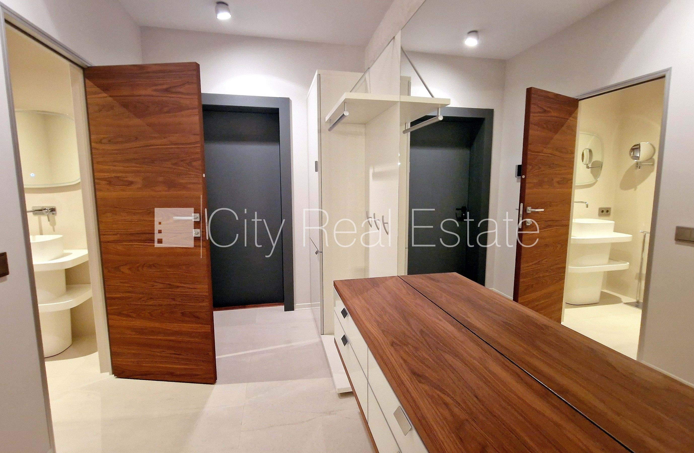 Sludinājumi. Jaunceltne, fasādes māja, restaurēta māja, nomainītas inženierkomunikācijas, mainīts Jumta segums, Cena: 970000 EUR Foto #24