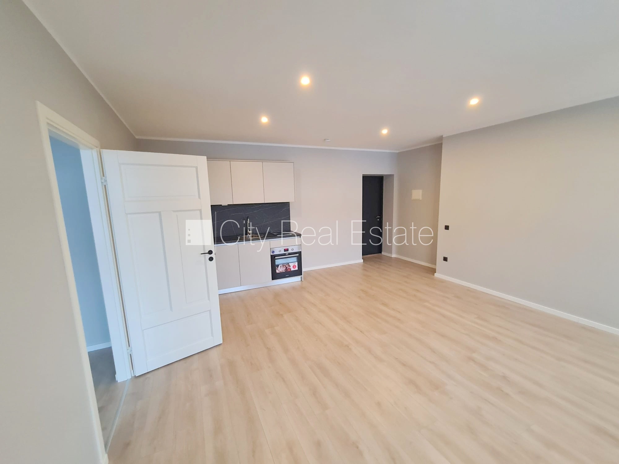 Sludinājumi. Fasādes māja, renovēta māja, slēgts pagalms, ieeja no ielas un pagalma, kāpņu telpa pēc kapitālā Cena: 420 EUR/mēn Foto #2