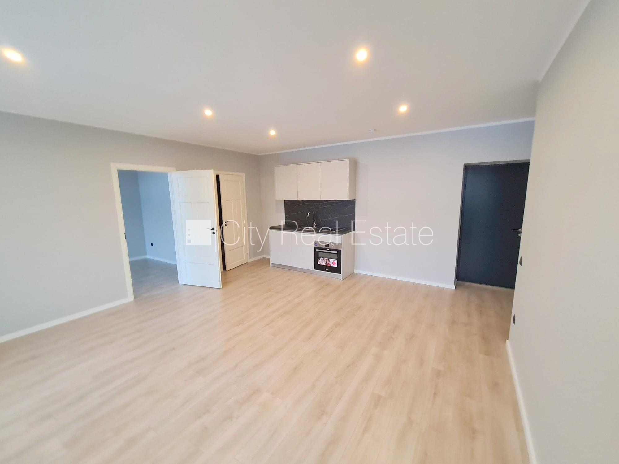 Sludinājumi. Fasādes māja, renovēta māja, slēgts pagalms, ieeja no ielas un pagalma, kāpņu telpa pēc kapitālā Cena: 420 EUR/mēn Foto #4