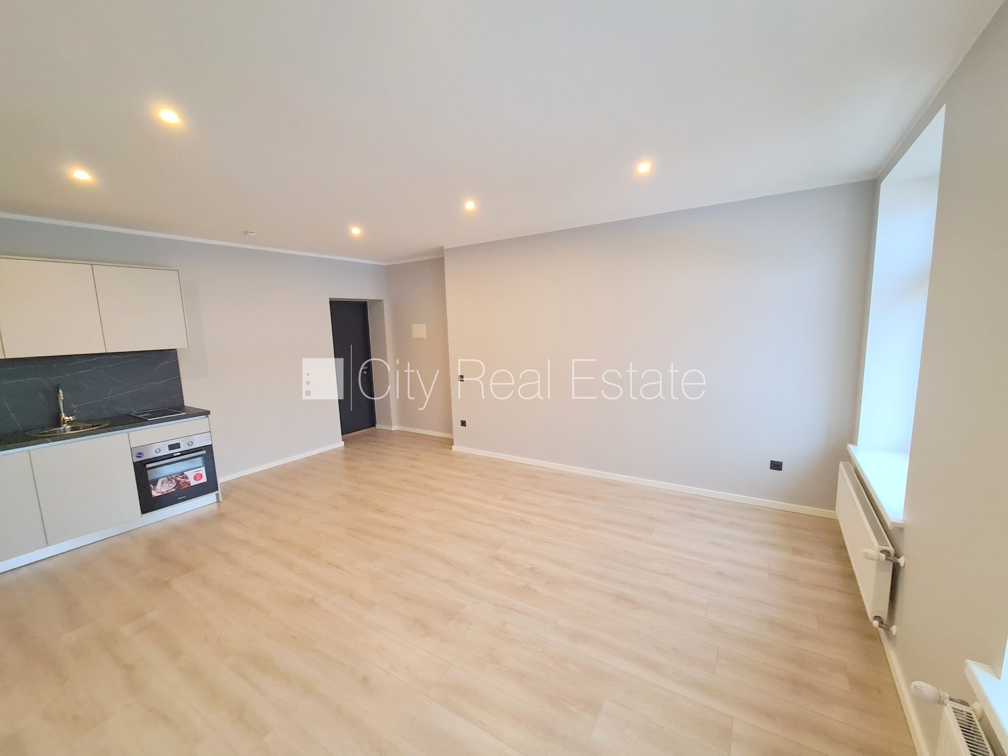 Sludinājumi. Fasādes māja, renovēta māja, slēgts pagalms, ieeja no ielas un pagalma, kāpņu telpa pēc kapitālā Cena: 420 EUR/mēn Foto #7