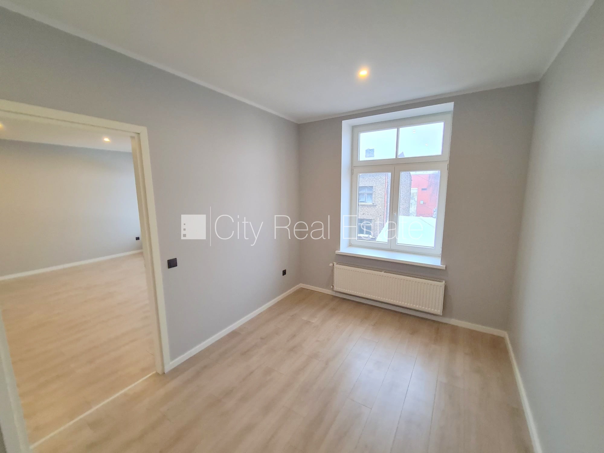 Sludinājumi. Fasādes māja, renovēta māja, slēgts pagalms, ieeja no ielas un pagalma, kāpņu telpa pēc kapitālā Cena: 420 EUR/mēn Foto #9