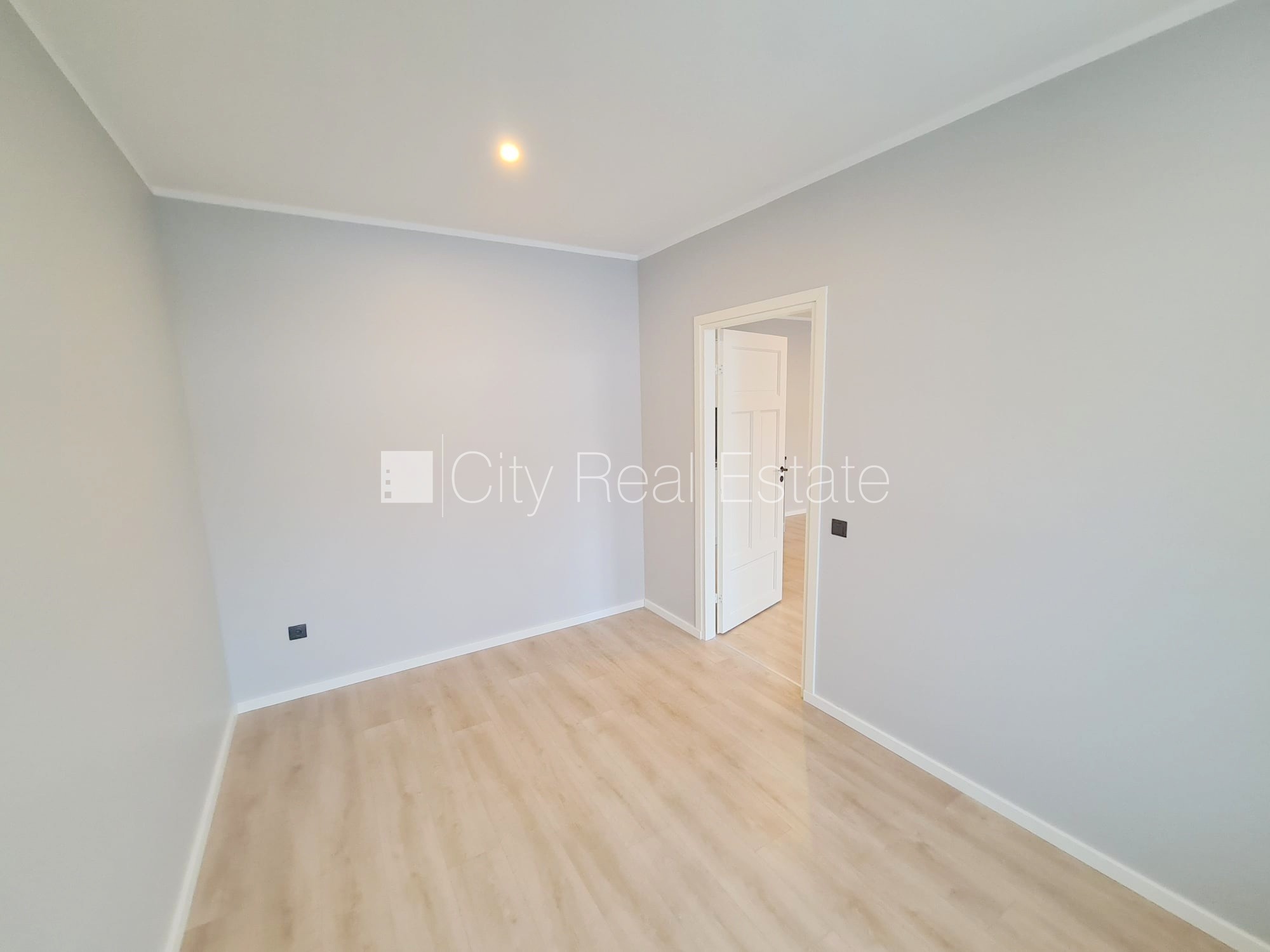 Sludinājumi. Fasādes māja, renovēta māja, slēgts pagalms, ieeja no ielas un pagalma, kāpņu telpa pēc kapitālā Cena: 420 EUR/mēn Foto #10