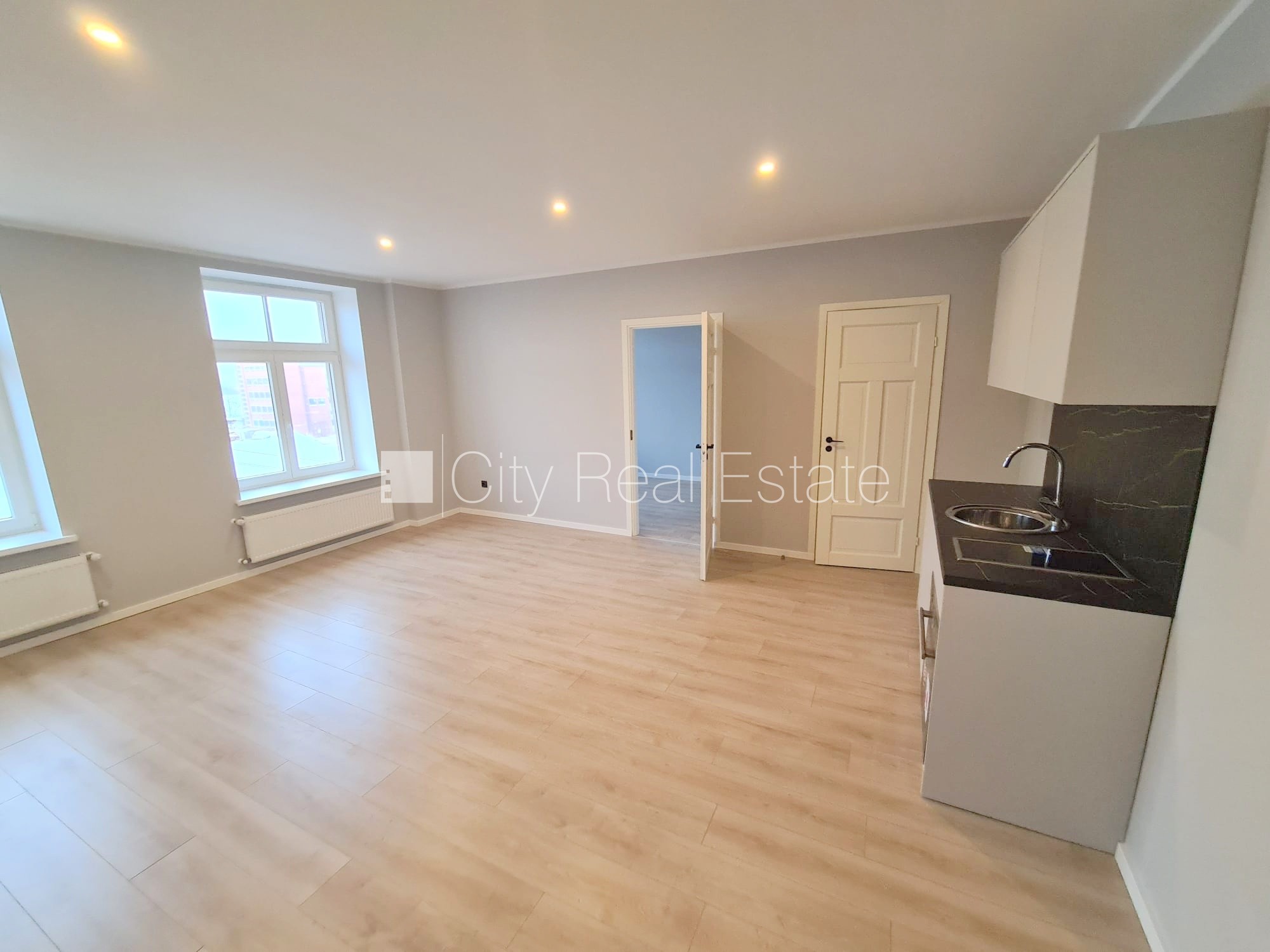 Sludinājumi. Fasādes māja, renovēta māja, slēgts pagalms, ieeja no ielas un pagalma, kāpņu telpa pēc kapitālā Cena: 420 EUR/mēn Foto #1