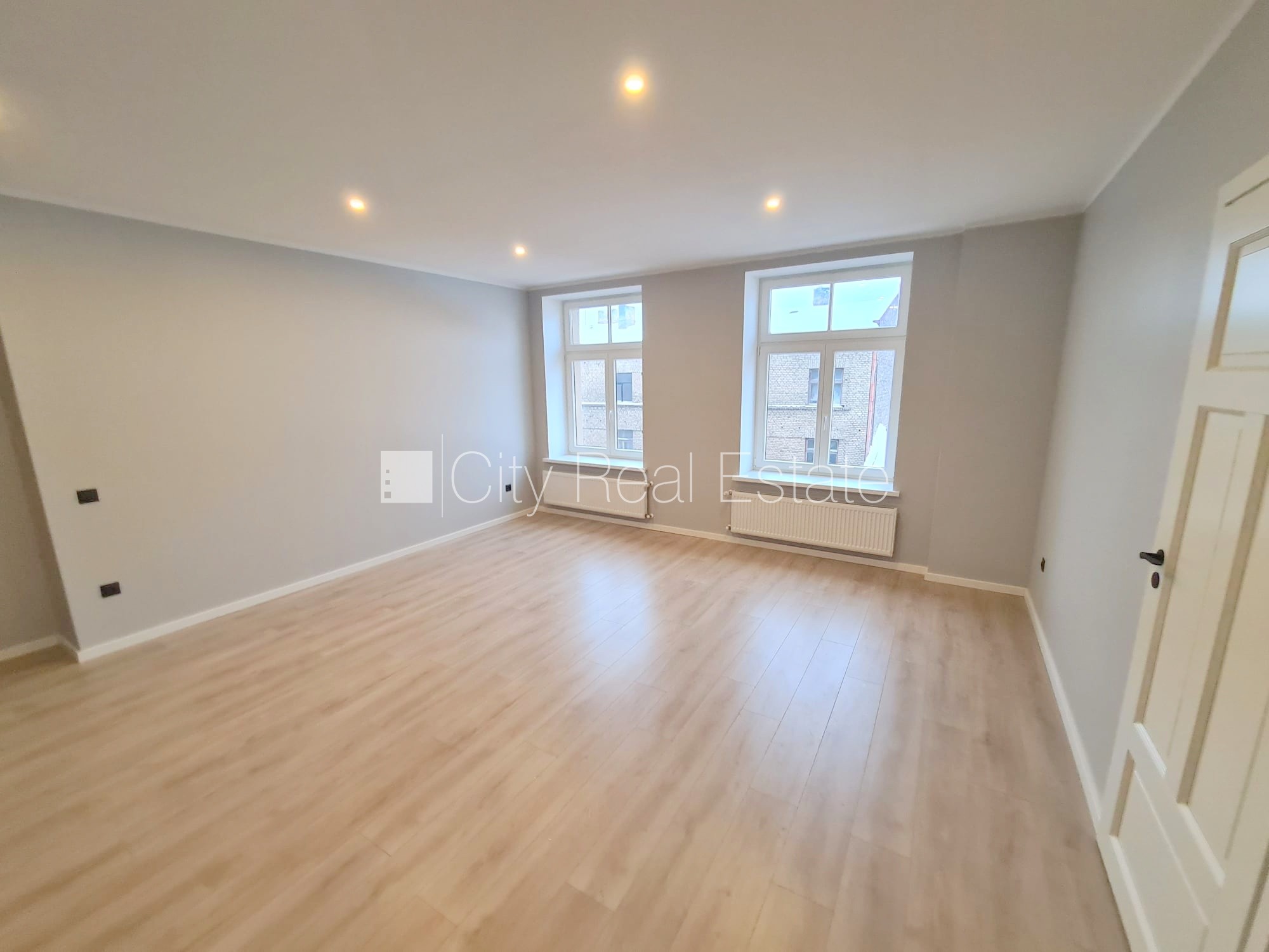 Sludinājumi. Fasādes māja, renovēta māja, slēgts pagalms, ieeja no ielas un pagalma, kāpņu telpa pēc kapitālā Cena: 420 EUR/mēn Foto #8