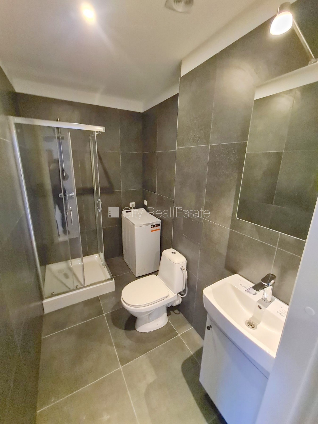 Sludinājumi. Fasādes māja, renovēta māja, slēgts pagalms, ieeja no ielas un pagalma, kāpņu telpa pēc kapitālā Cena: 420 EUR/mēn Foto #11