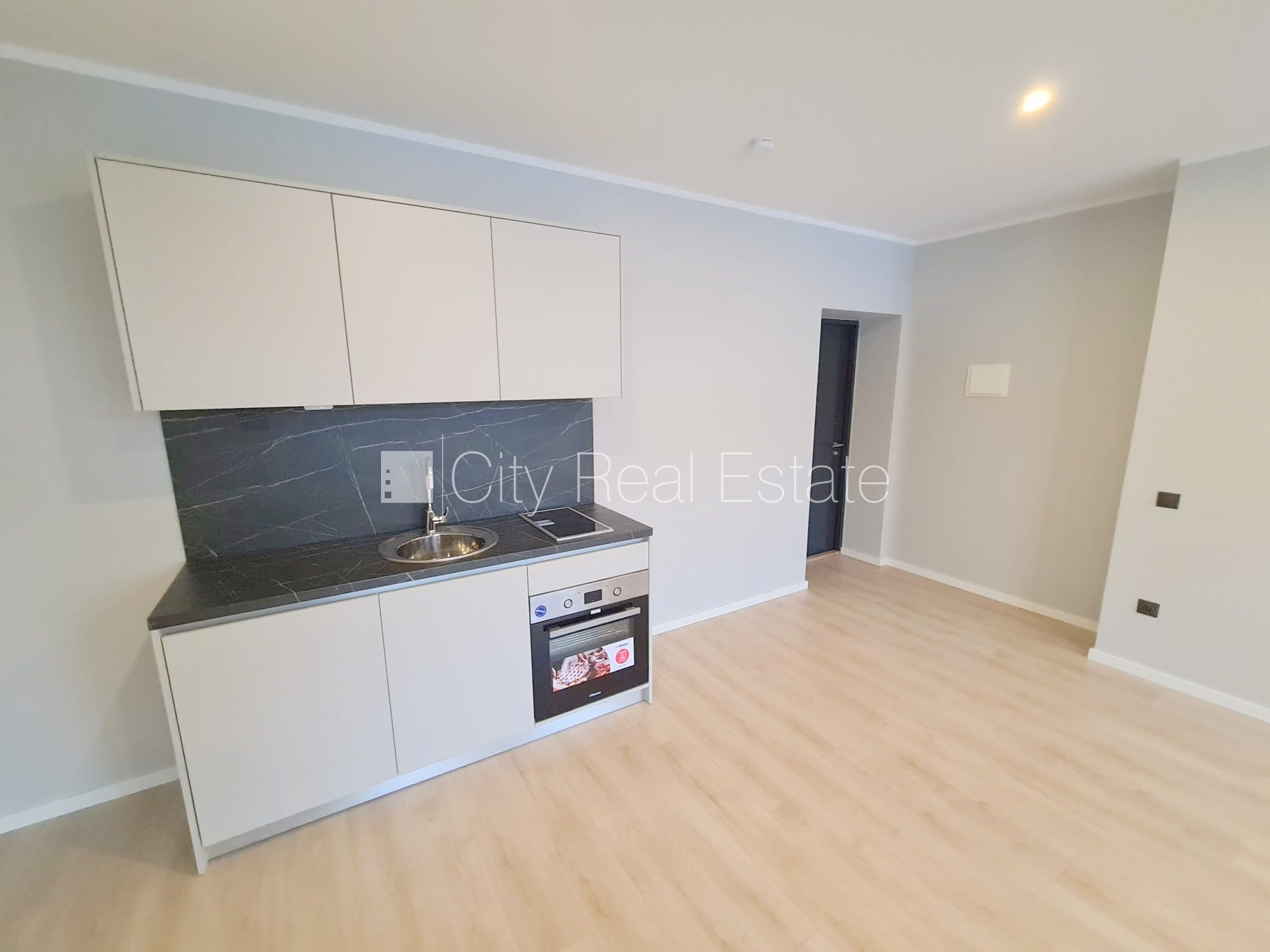 Sludinājumi. Fasādes māja, renovēta māja, slēgts pagalms, ieeja no ielas un pagalma, kāpņu telpa pēc kapitālā Cena: 420 EUR/mēn Foto #6