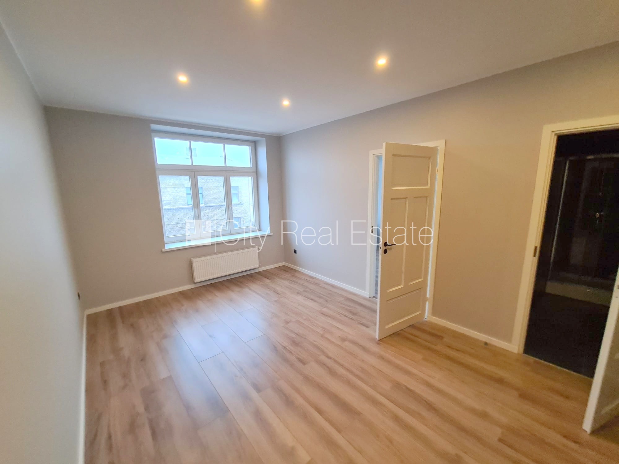 Sludinājumi. Fasādes māja, renovēta māja, slēgts pagalms, ieeja no ielas un pagalma, kāpņu telpa pēc kapitālā Cena: 400 EUR/mēn Foto #2