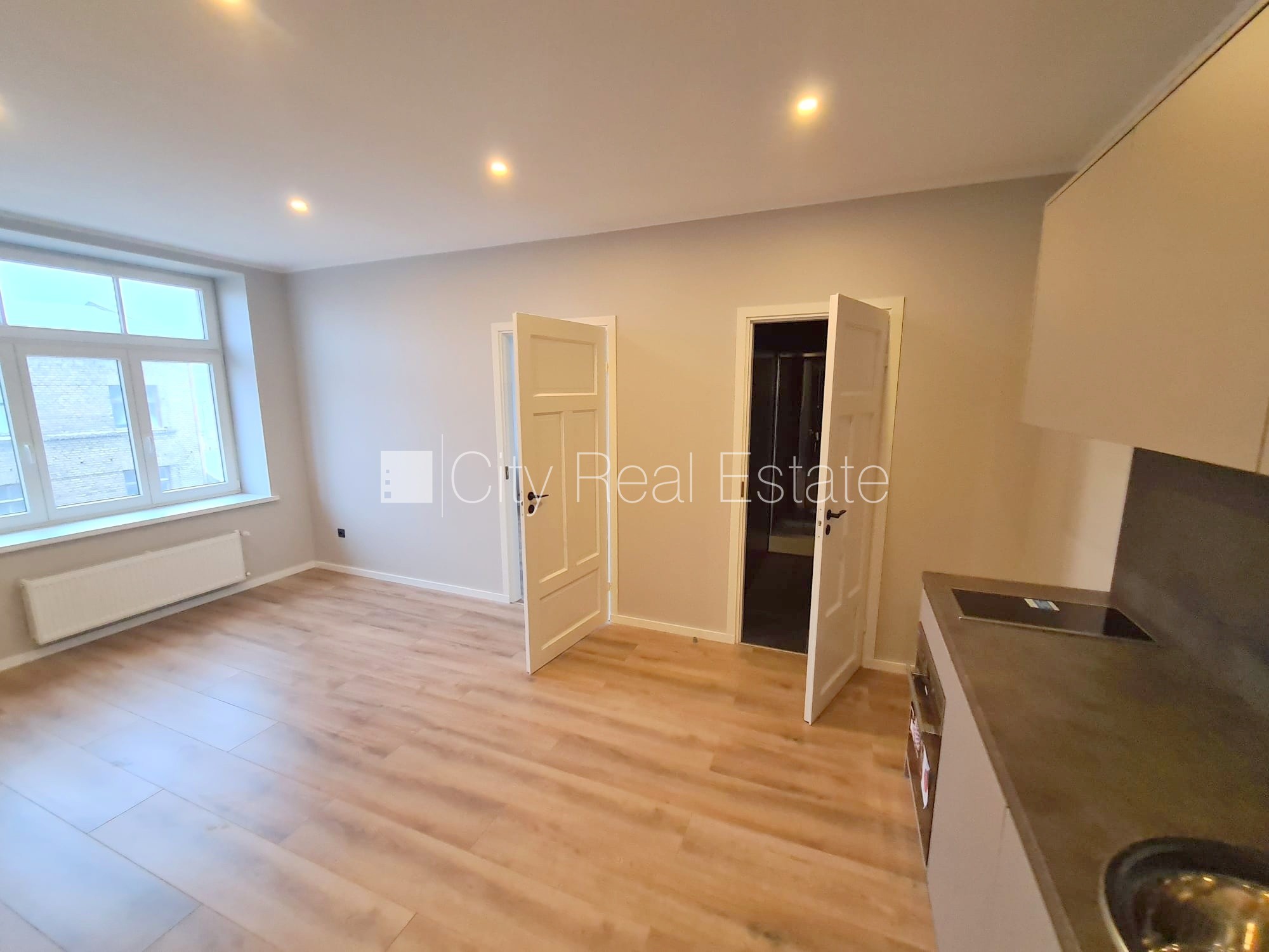 Sludinājumi. Fasādes māja, renovēta māja, slēgts pagalms, ieeja no ielas un pagalma, kāpņu telpa pēc kapitālā Cena: 400 EUR/mēn Foto #1