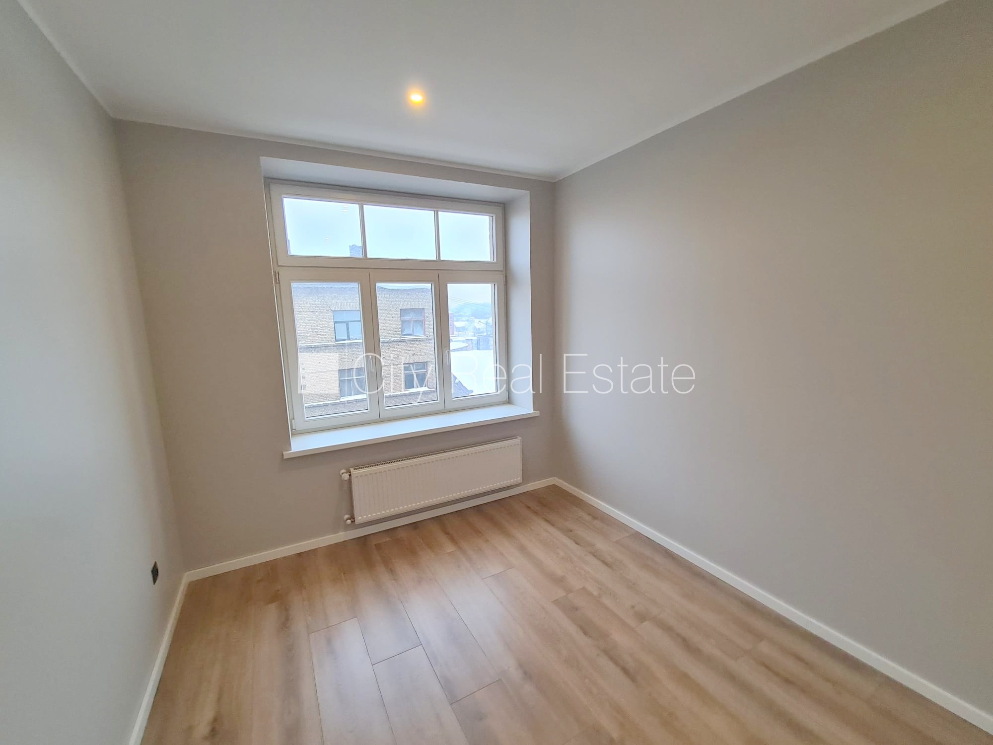 Sludinājumi. Fasādes māja, renovēta māja, slēgts pagalms, ieeja no ielas un pagalma, kāpņu telpa pēc kapitālā Cena: 400 EUR/mēn Foto #5