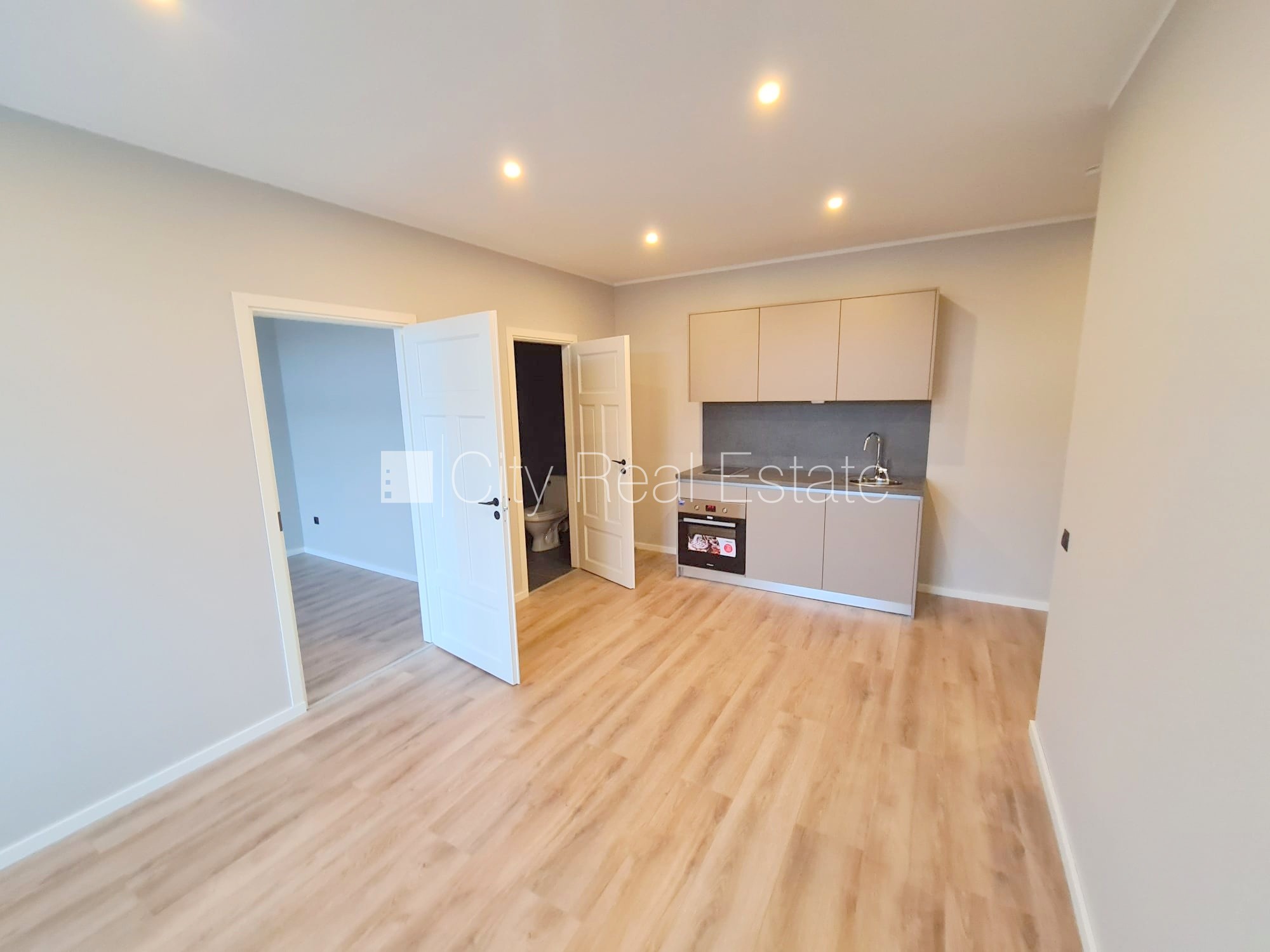 Sludinājumi. Fasādes māja, renovēta māja, slēgts pagalms, ieeja no ielas un pagalma, kāpņu telpa pēc kapitālā Cena: 400 EUR/mēn Foto #3