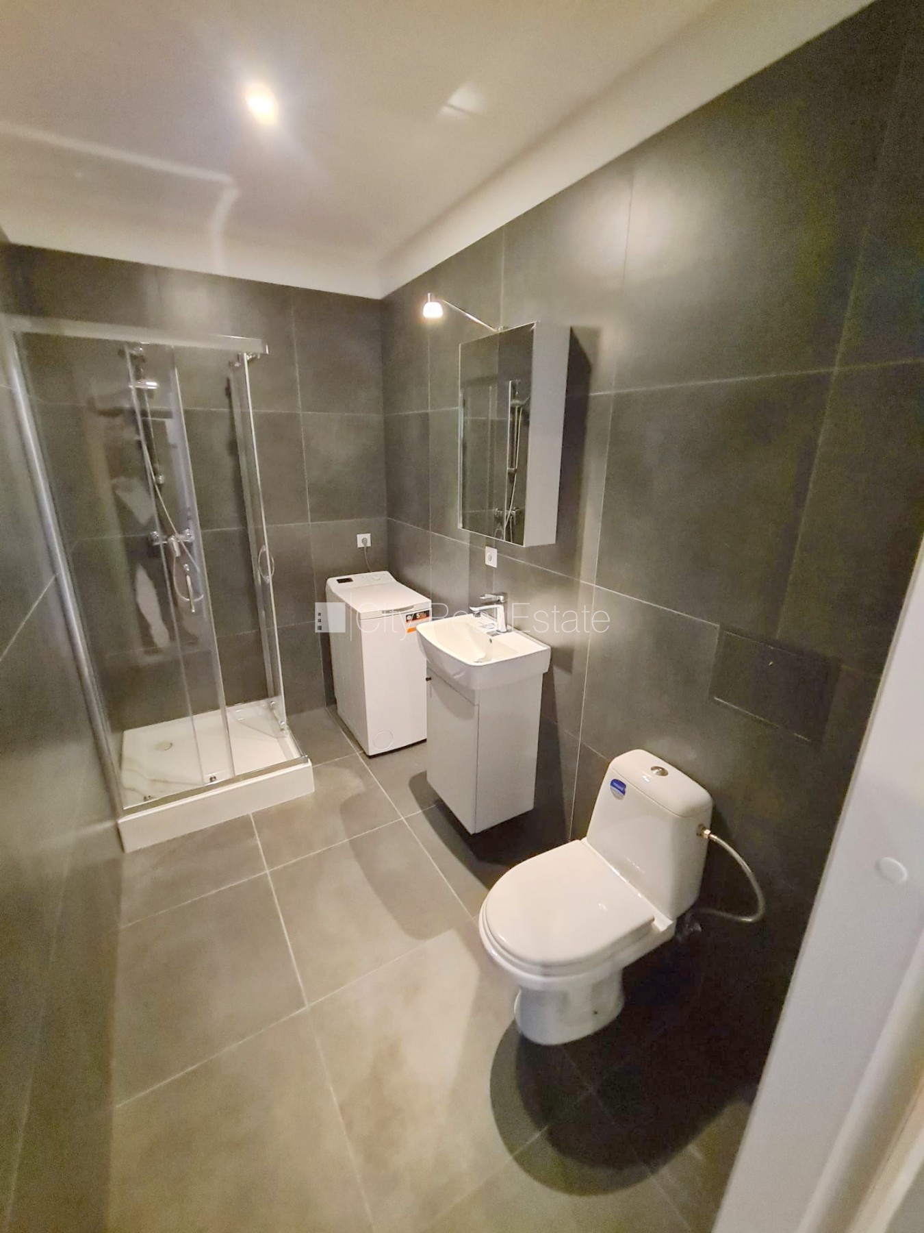 Sludinājumi. Fasādes māja, renovēta māja, slēgts pagalms, ieeja no ielas un pagalma, kāpņu telpa pēc kapitālā Cena: 400 EUR/mēn Foto #8