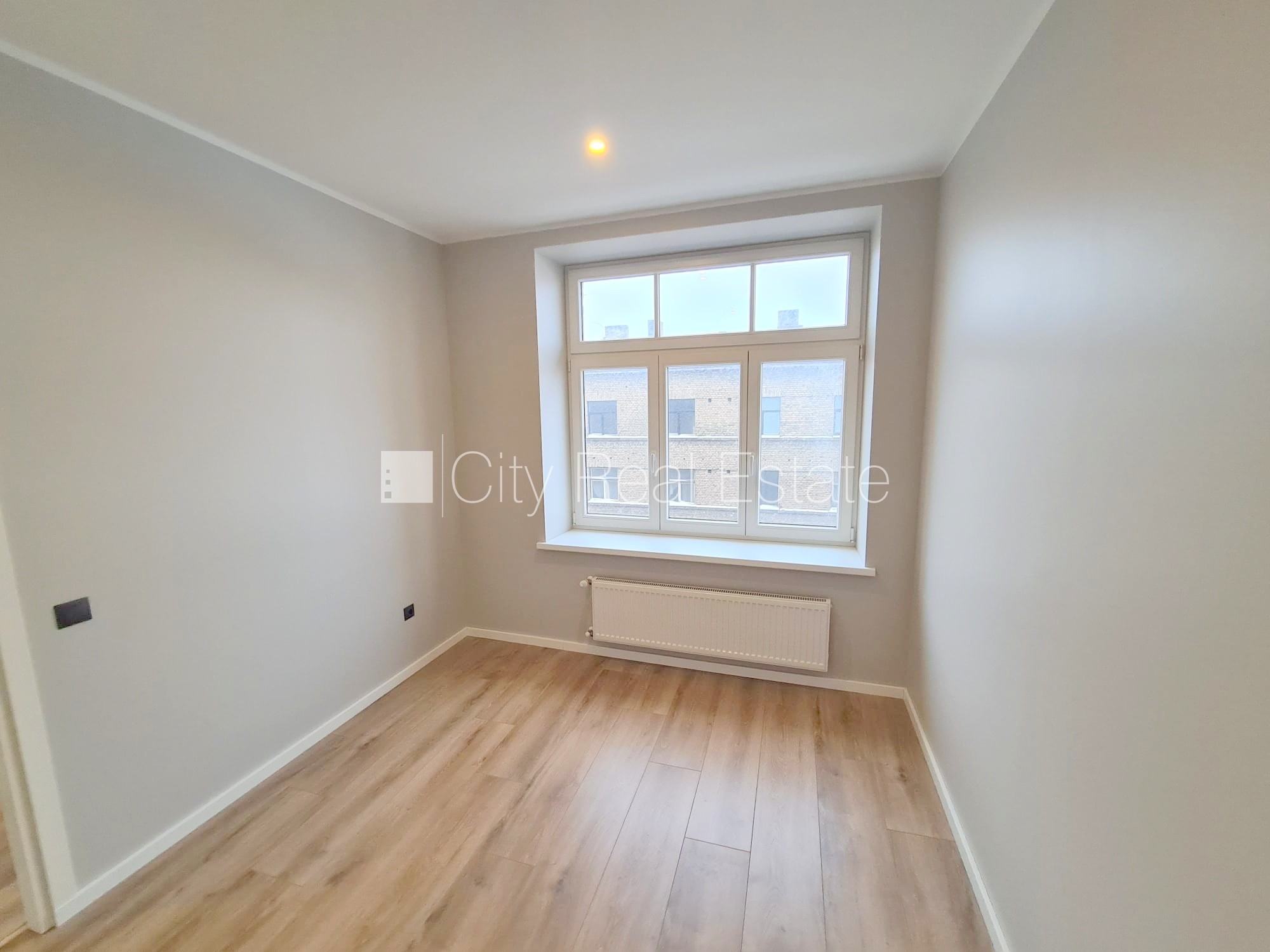 Sludinājumi. Fasādes māja, renovēta māja, slēgts pagalms, ieeja no ielas un pagalma, kāpņu telpa pēc kapitālā Cena: 400 EUR/mēn Foto #6