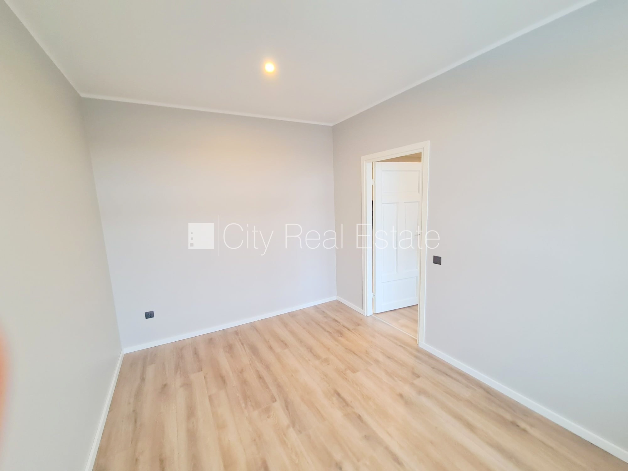 Sludinājumi. Fasādes māja, renovēta māja, slēgts pagalms, ieeja no ielas un pagalma, kāpņu telpa pēc kapitālā Cena: 400 EUR/mēn Foto #7