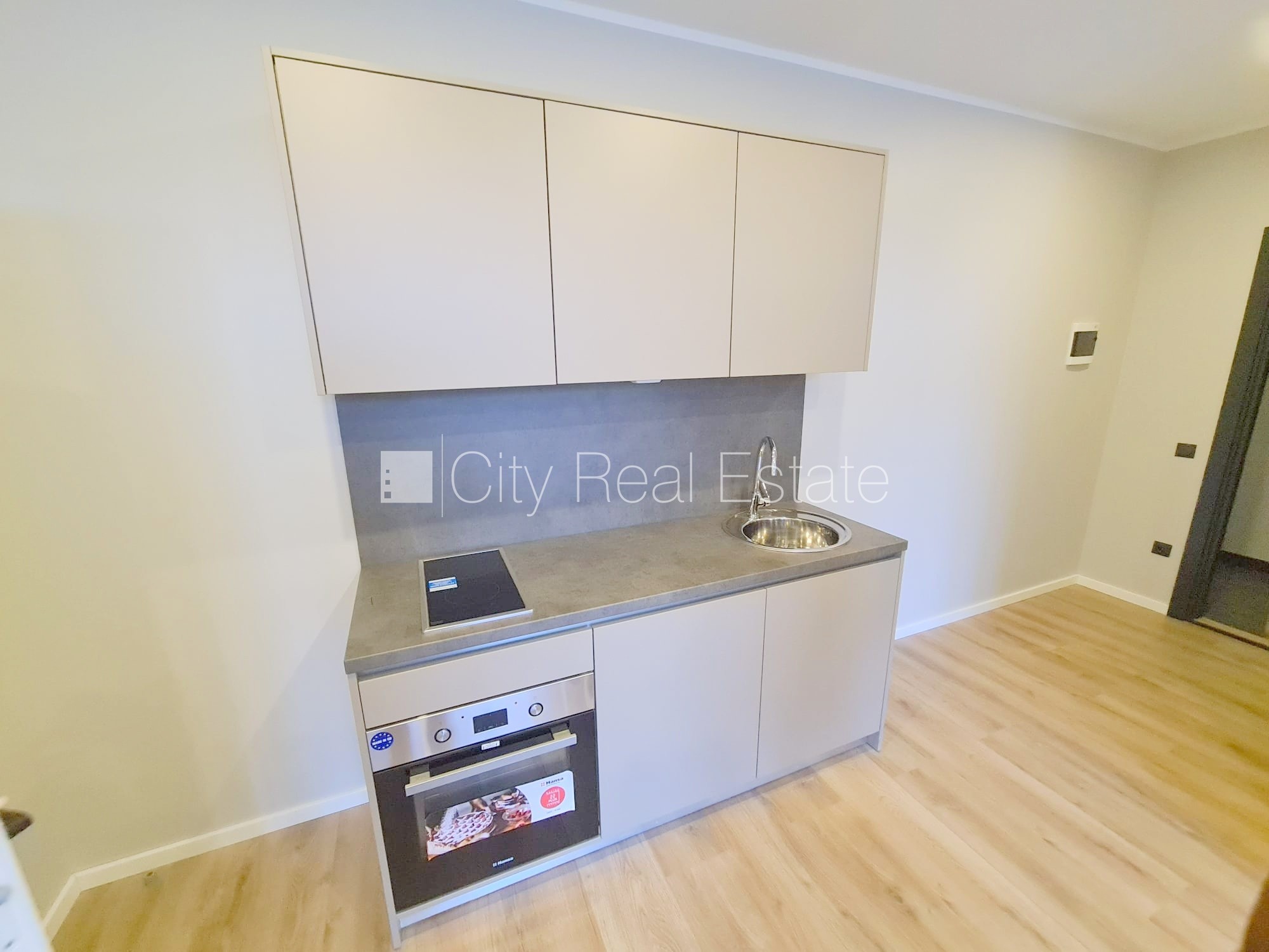 Sludinājumi. Fasādes māja, renovēta māja, slēgts pagalms, ieeja no ielas un pagalma, kāpņu telpa pēc kapitālā Cena: 400 EUR/mēn Foto #4