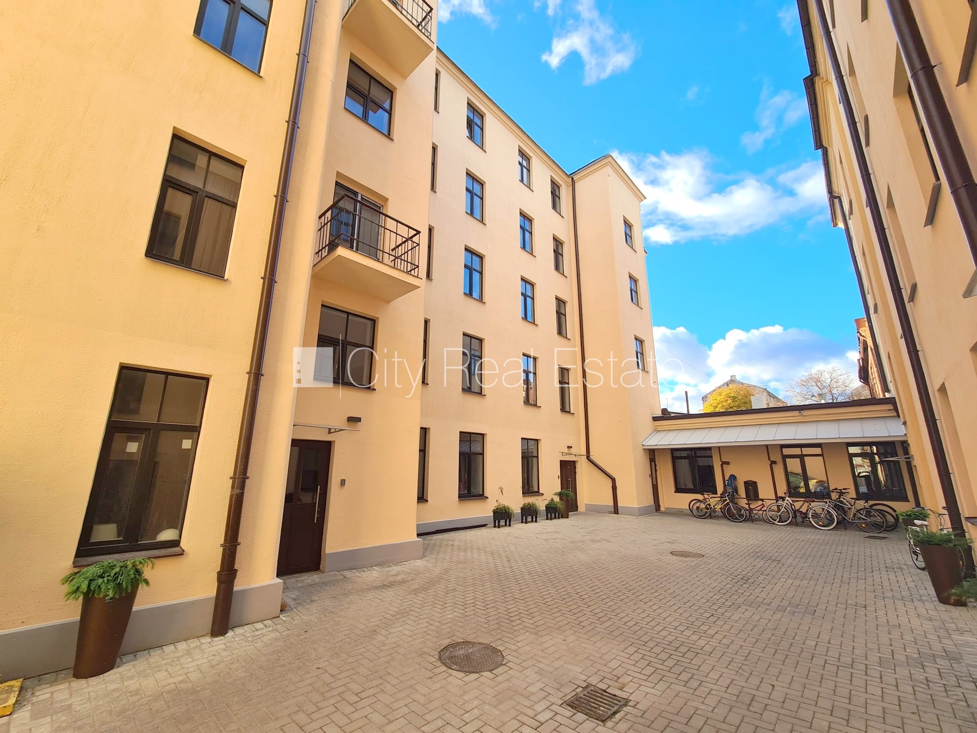 Sludinājumi. Fasādes māja, renovēta māja, slēgts pagalms, ieeja no ielas un pagalma, kāpņu telpa pēc kapitālā Cena: 400 EUR/mēn Foto #12