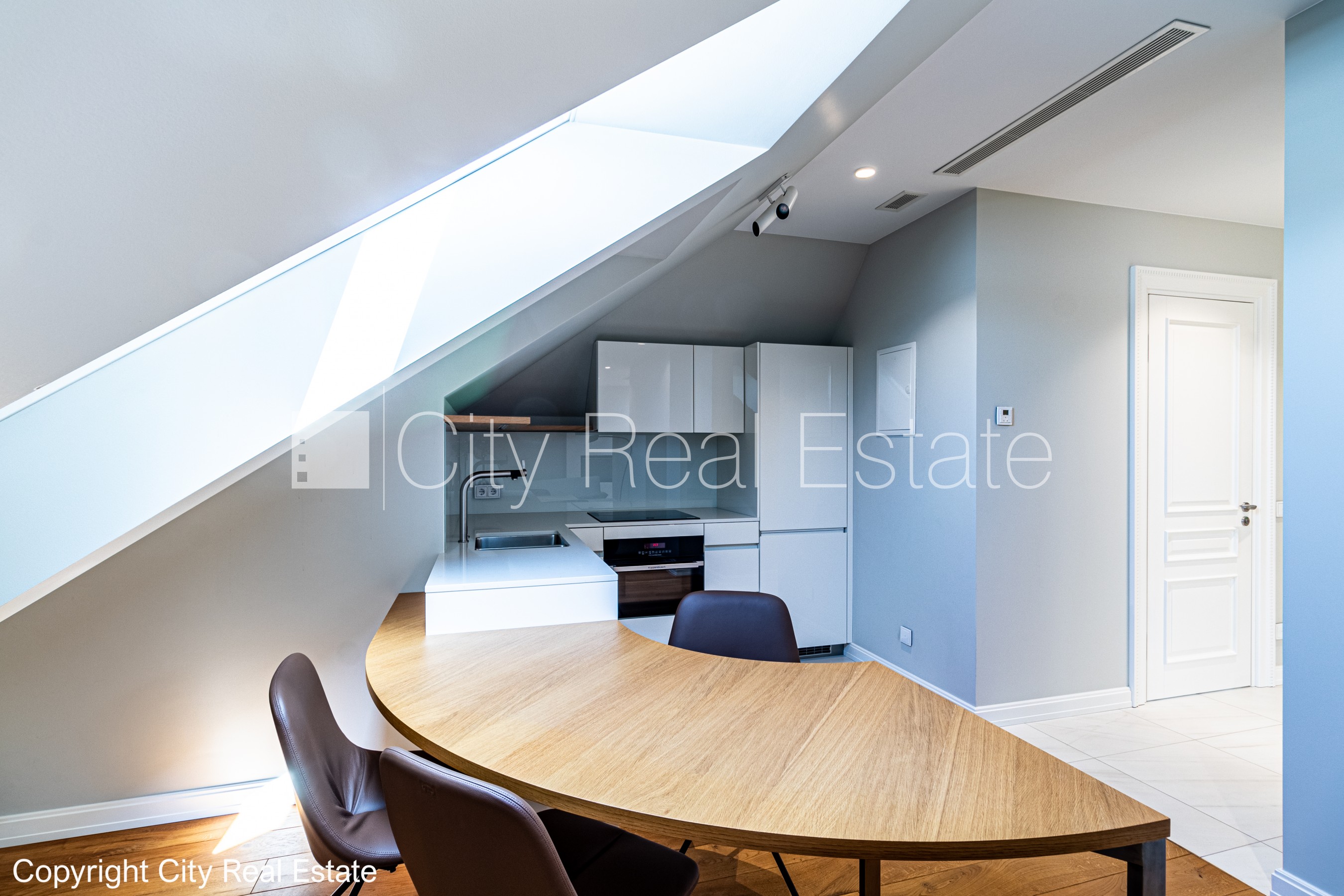 Объявление. Реновированный дом, закрытый двор, возможность аренды парковки, охраняемая автостоянка, охраняемый Цена: 520000 EUR Foto #3