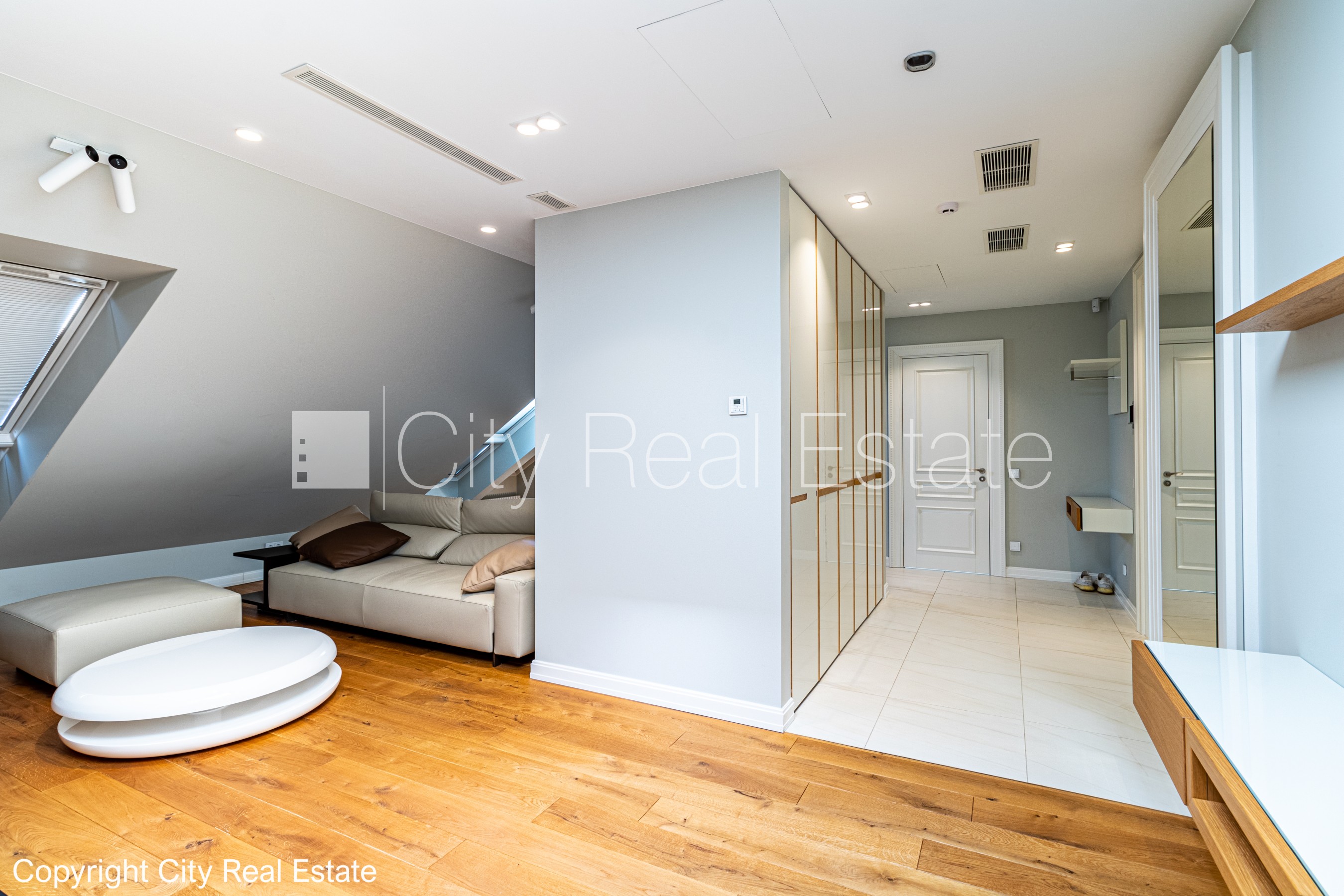 Объявление. Реновированный дом, закрытый двор, возможность аренды парковки, охраняемая автостоянка, охраняемый Цена: 520000 EUR Foto #2