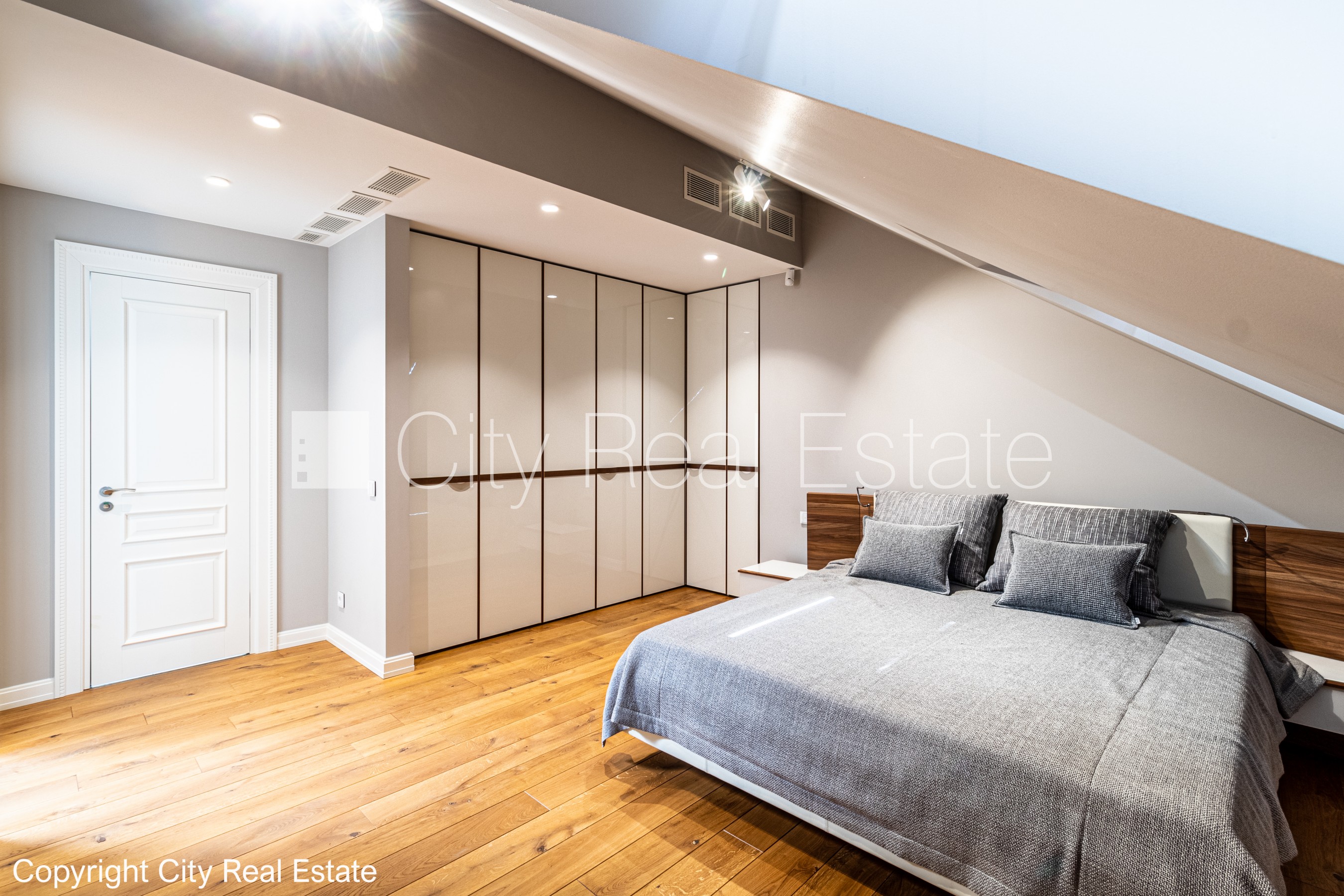 Объявление. Реновированный дом, закрытый двор, возможность аренды парковки, охраняемая автостоянка, охраняемый Цена: 520000 EUR Foto #9