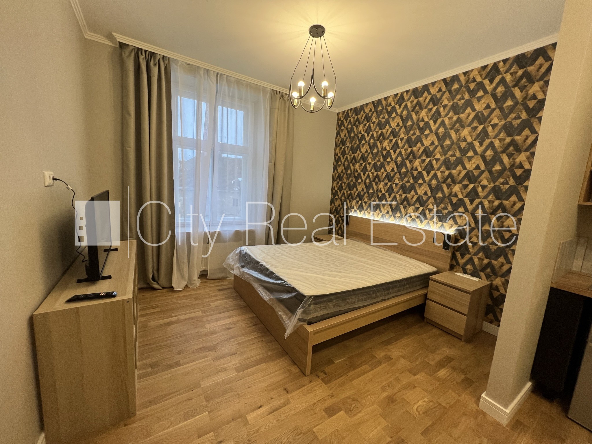 Sludinājumi. Fasādes māja, renovēta māja, bruģēts piebraucamais ceļš, iespēja nomāt autostāvvietu, kāpņu telpa Cena: 500 EUR/mēn Foto #2