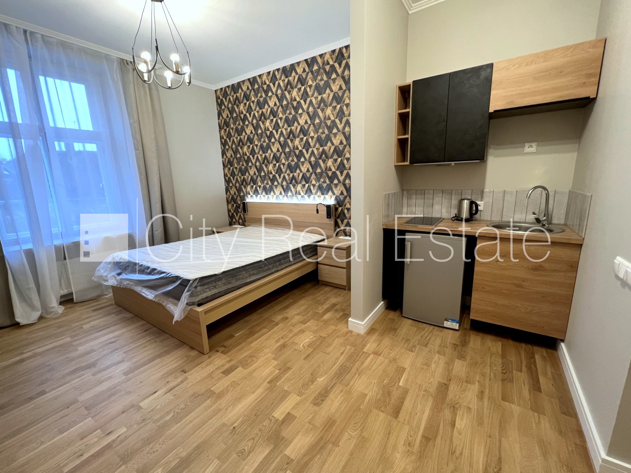 Sludinājumi. Fasādes māja, renovēta māja, bruģēts piebraucamais ceļš, iespēja nomāt autostāvvietu, kāpņu telpa Cena: 500 EUR/mēn Foto #1