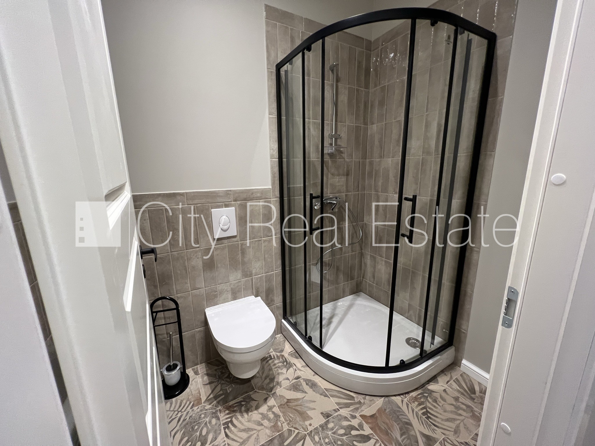 Sludinājumi. Fasādes māja, renovēta māja, bruģēts piebraucamais ceļš, iespēja nomāt autostāvvietu, kāpņu telpa Cena: 500 EUR/mēn Foto #5