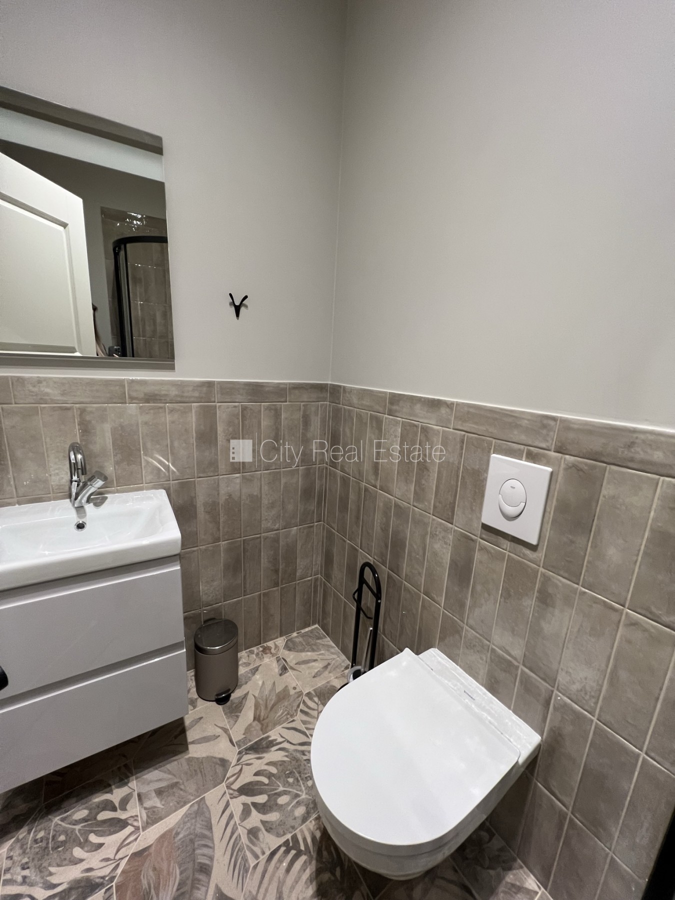 Sludinājumi. Fasādes māja, renovēta māja, bruģēts piebraucamais ceļš, iespēja nomāt autostāvvietu, kāpņu telpa Cena: 500 EUR/mēn Foto #4