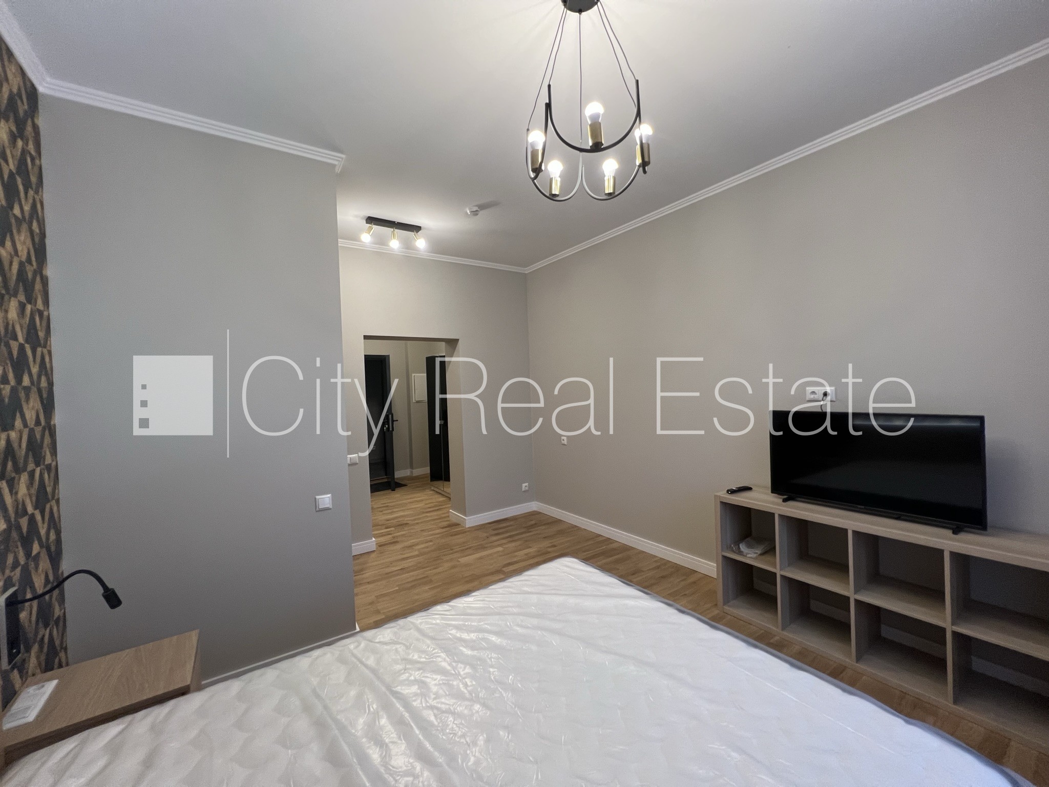 Sludinājumi. Fasādes māja, renovēta māja, bruģēts piebraucamais ceļš, iespēja nomāt autostāvvietu, kāpņu telpa Cena: 500 EUR/mēn Foto #3