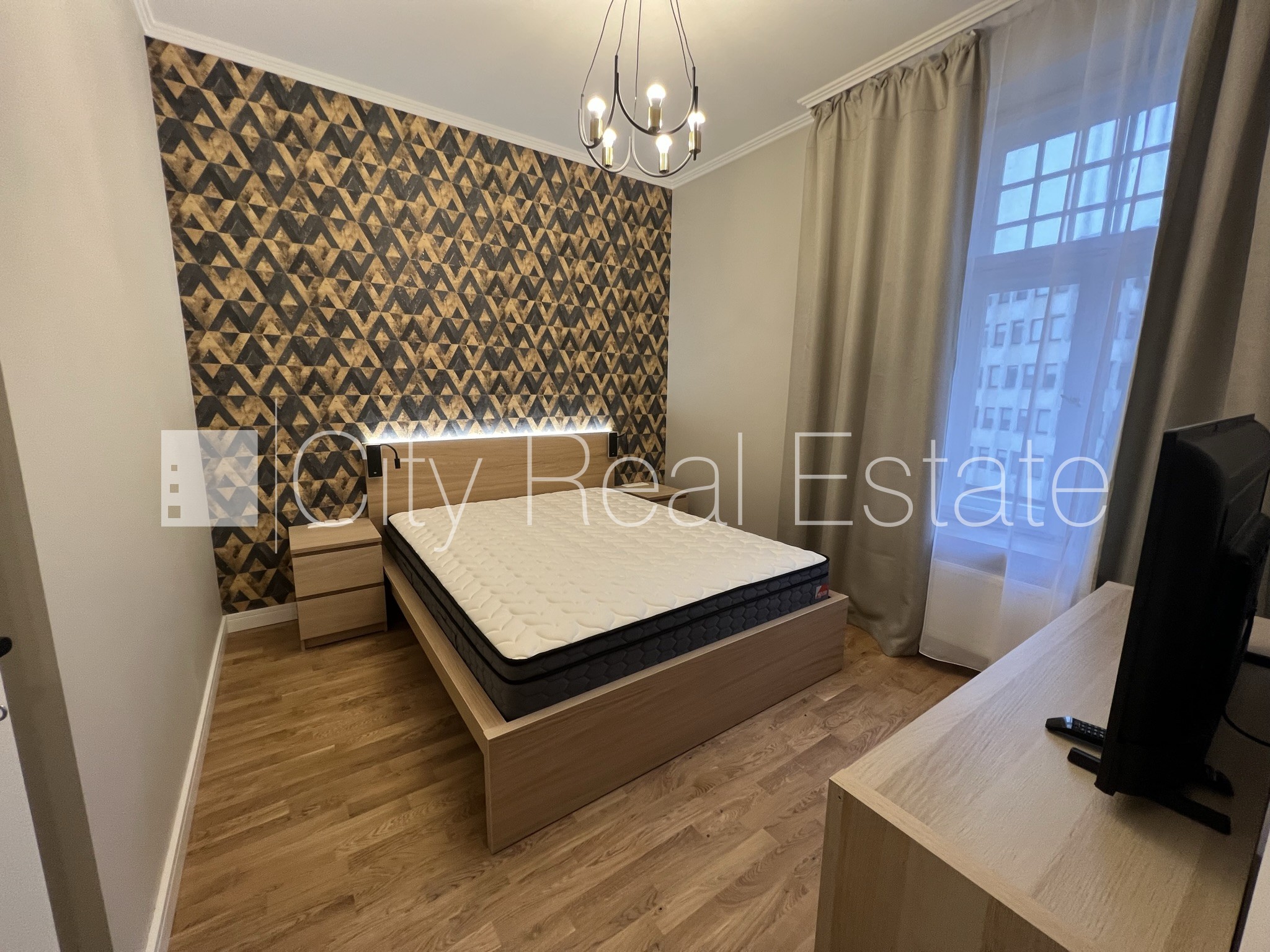 Sludinājumi. Fasādes māja, renovēta māja, bruģēts piebraucamais ceļš, iespēja nomāt autostāvvietu, kāpņu telpa Cena: 550 EUR/mēn Foto #2