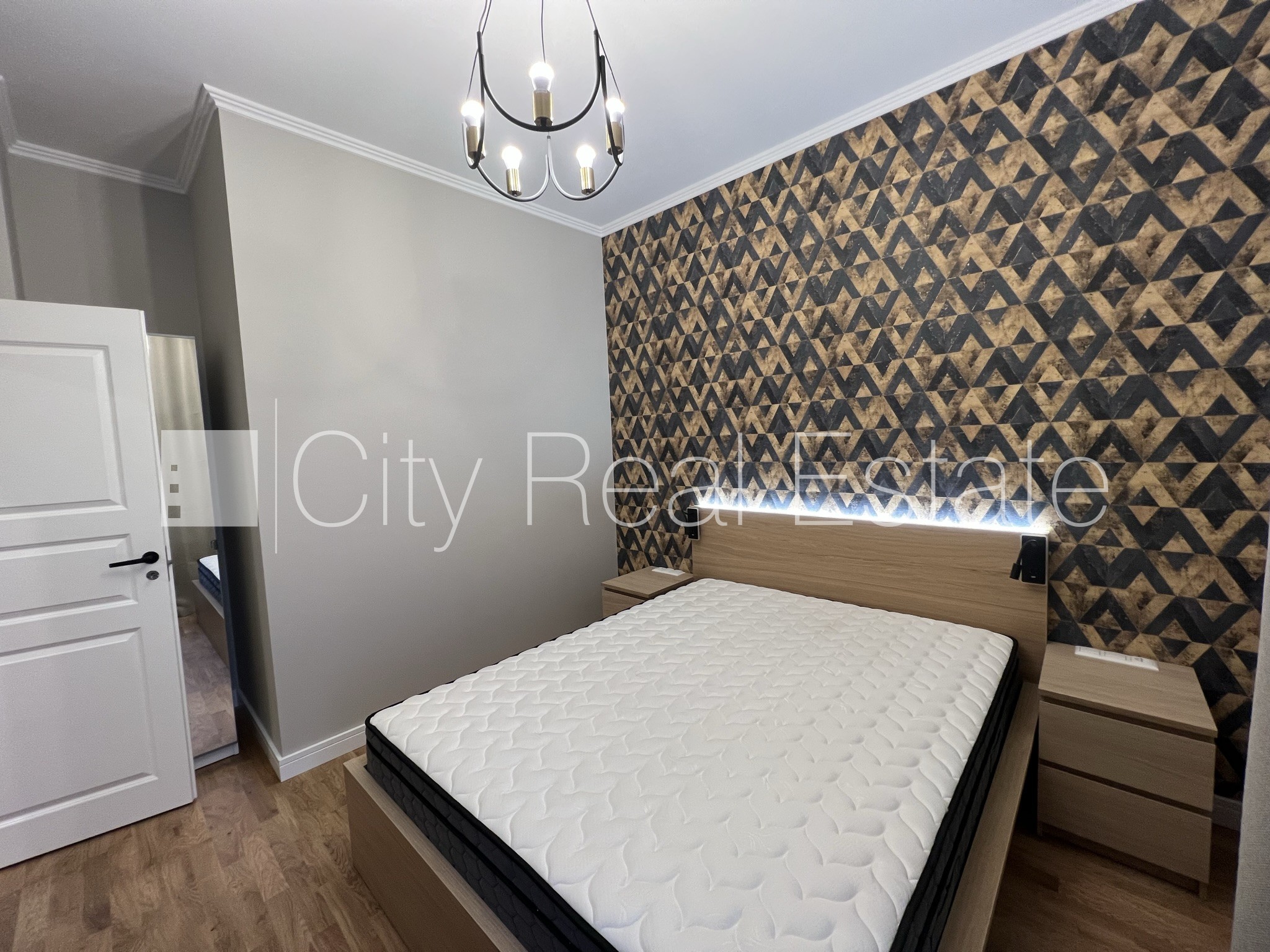 Sludinājumi. Fasādes māja, renovēta māja, bruģēts piebraucamais ceļš, iespēja nomāt autostāvvietu, kāpņu telpa Cena: 550 EUR/mēn Foto #3