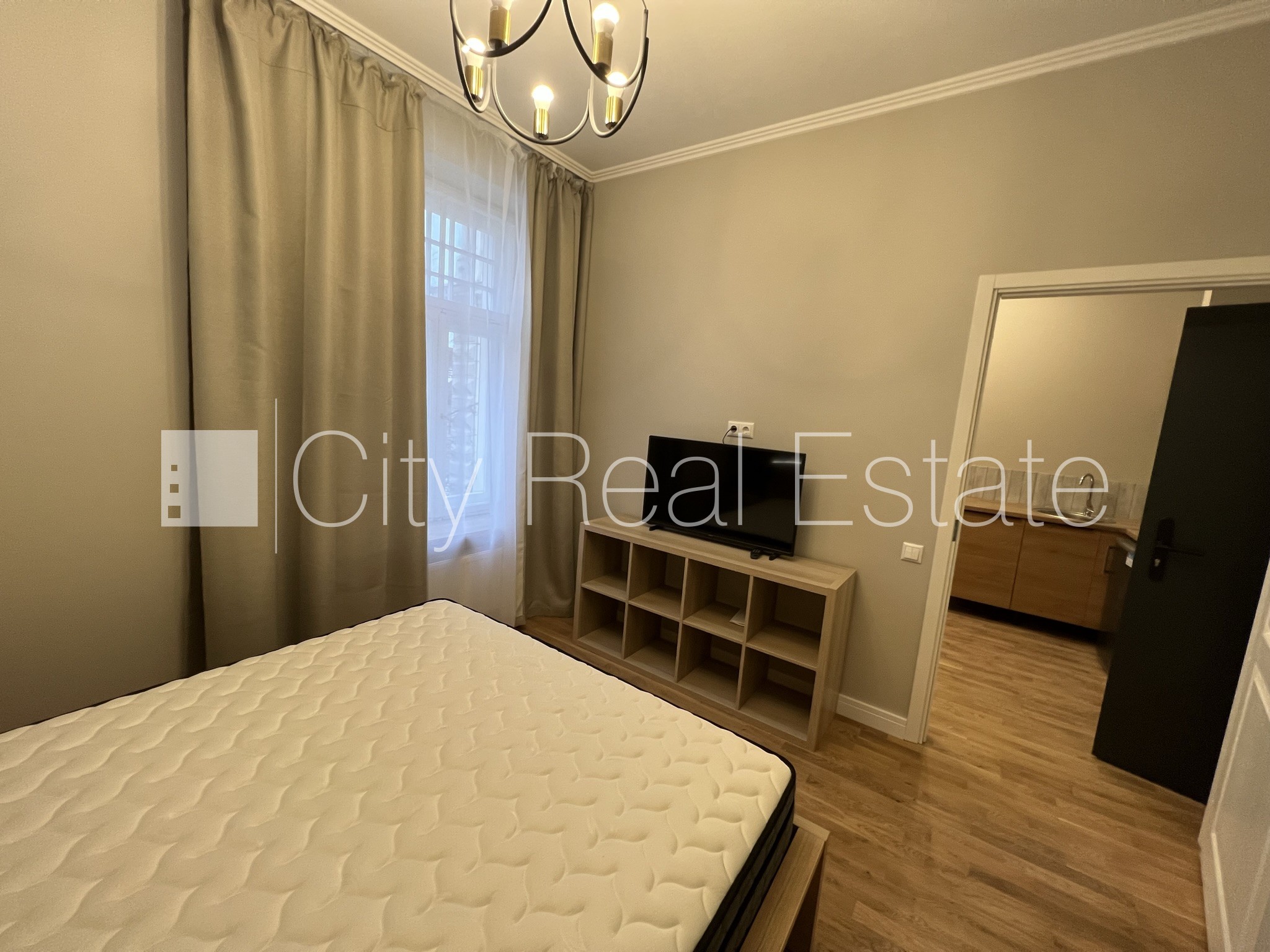 Sludinājumi. Fasādes māja, renovēta māja, bruģēts piebraucamais ceļš, iespēja nomāt autostāvvietu, kāpņu telpa Cena: 550 EUR/mēn Foto #4