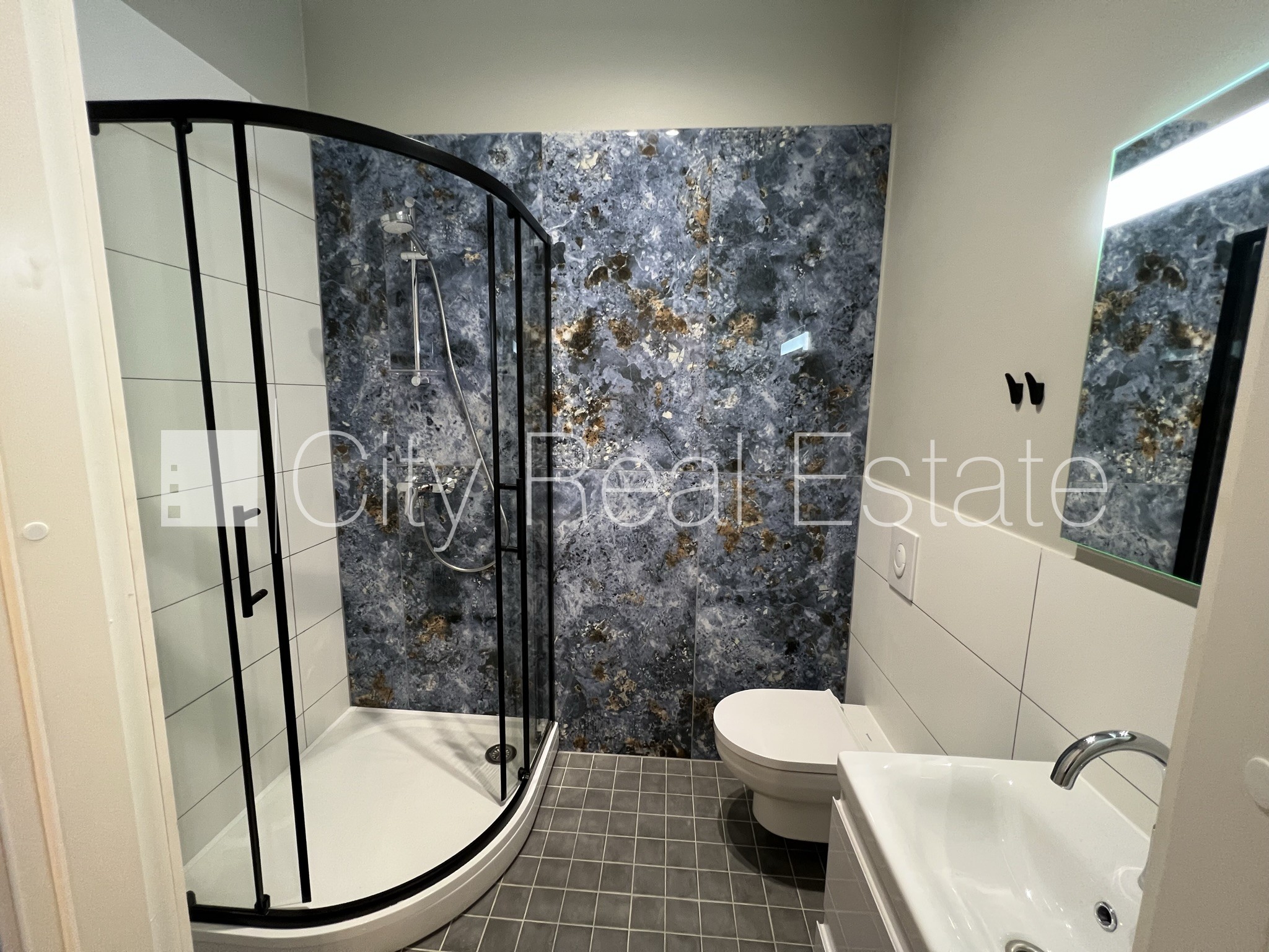 Sludinājumi. Fasādes māja, renovēta māja, bruģēts piebraucamais ceļš, iespēja nomāt autostāvvietu, kāpņu telpa Cena: 550 EUR/mēn Foto #5