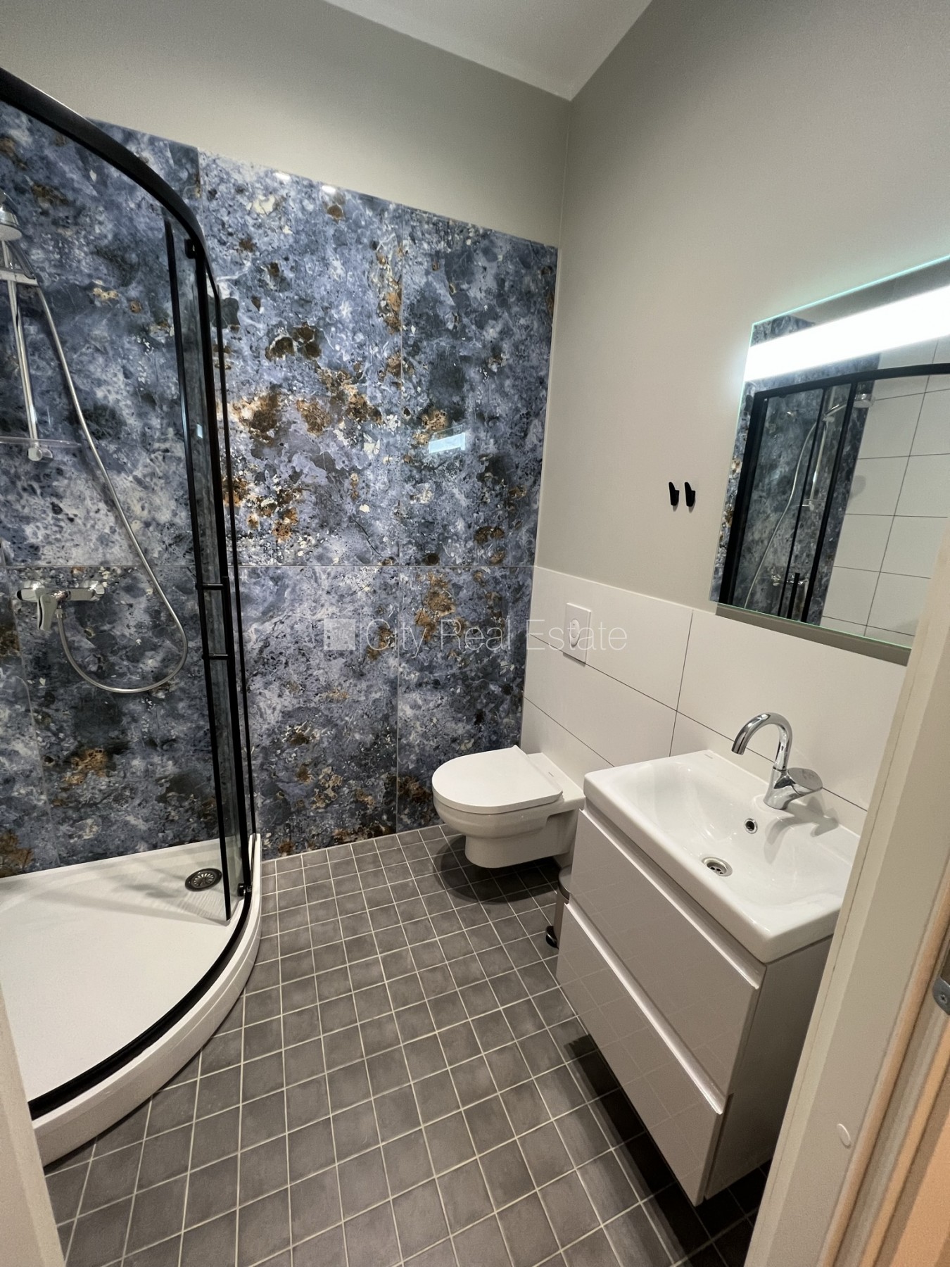 Sludinājumi. Fasādes māja, renovēta māja, bruģēts piebraucamais ceļš, iespēja nomāt autostāvvietu, kāpņu telpa Cena: 550 EUR/mēn Foto #6