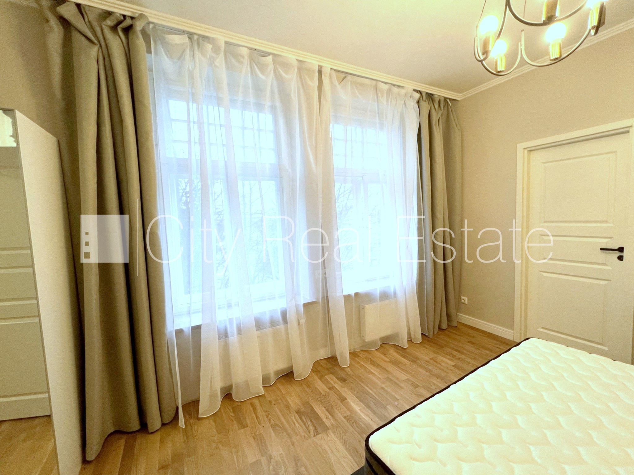 Sludinājumi. Fasādes māja, renovēta māja, bruģēts piebraucamais ceļš, iespēja nomāt autostāvvietu, kāpņu telpa Cena: 900 EUR/mēn Foto #5