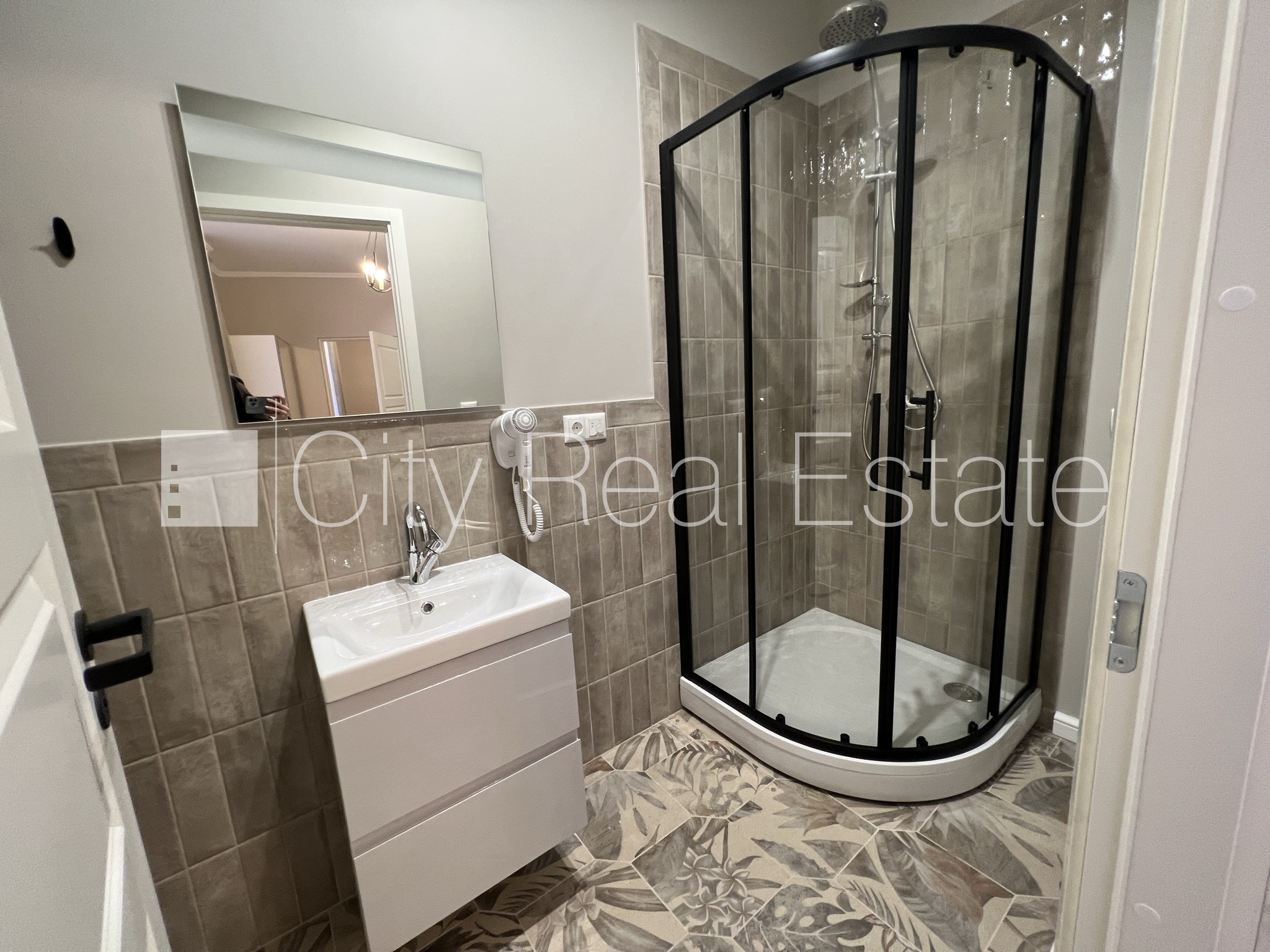 Sludinājumi. Fasādes māja, renovēta māja, bruģēts piebraucamais ceļš, iespēja nomāt autostāvvietu, kāpņu telpa Cena: 900 EUR/mēn Foto #8