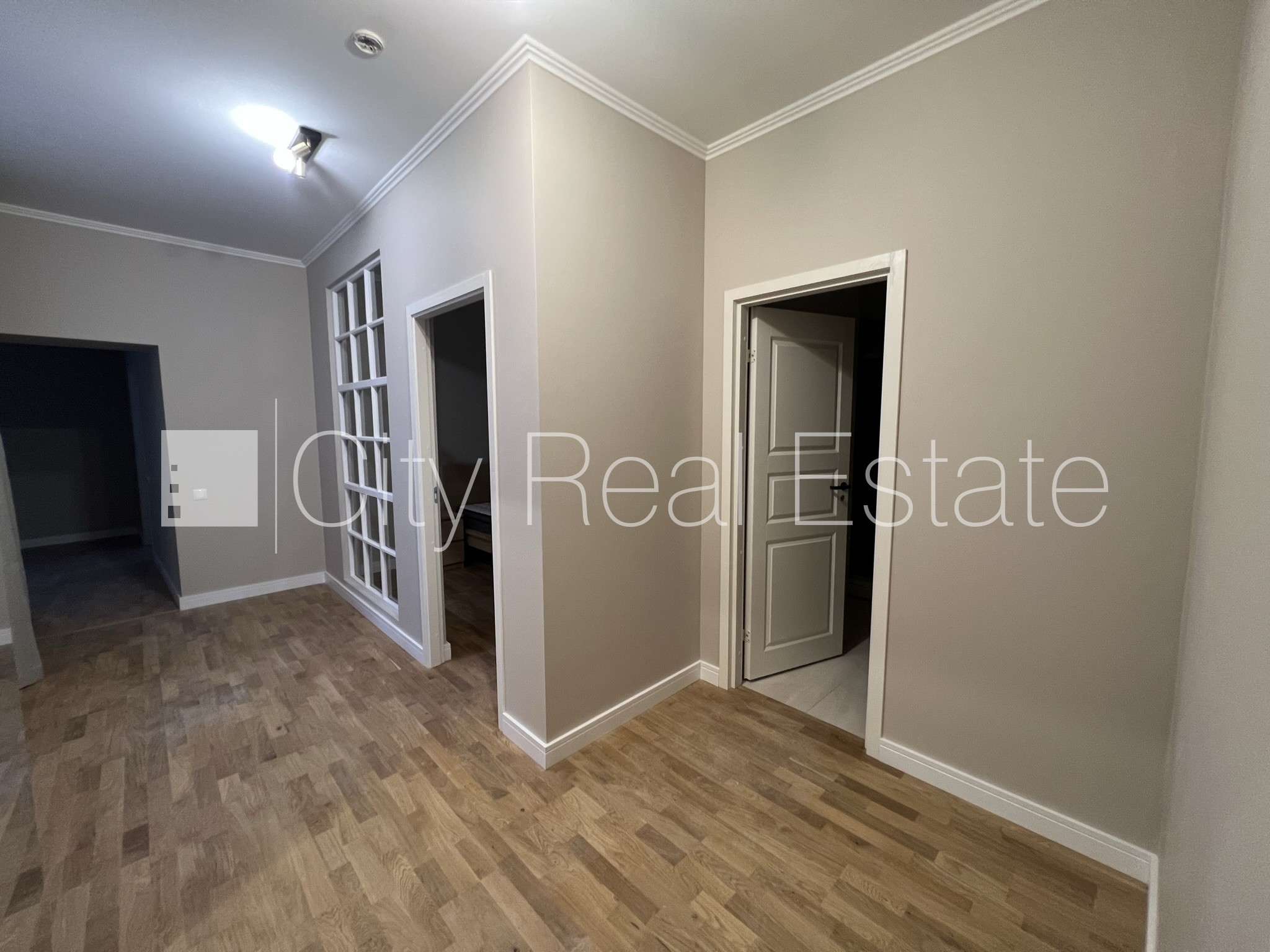 Sludinājumi. Fasādes māja, renovēta māja, bruģēts piebraucamais ceļš, iespēja nomāt autostāvvietu, kāpņu telpa Cena: 900 EUR/mēn Foto #2