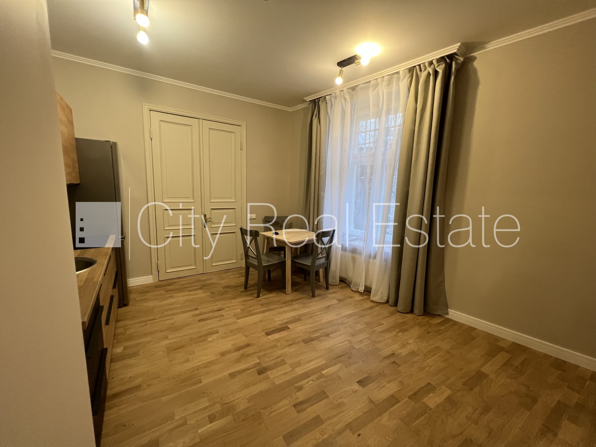 Sludinājumi. Fasādes māja, renovēta māja, bruģēts piebraucamais ceļš, iespēja nomāt autostāvvietu, kāpņu telpa Cena: 900 EUR/mēn Foto #6