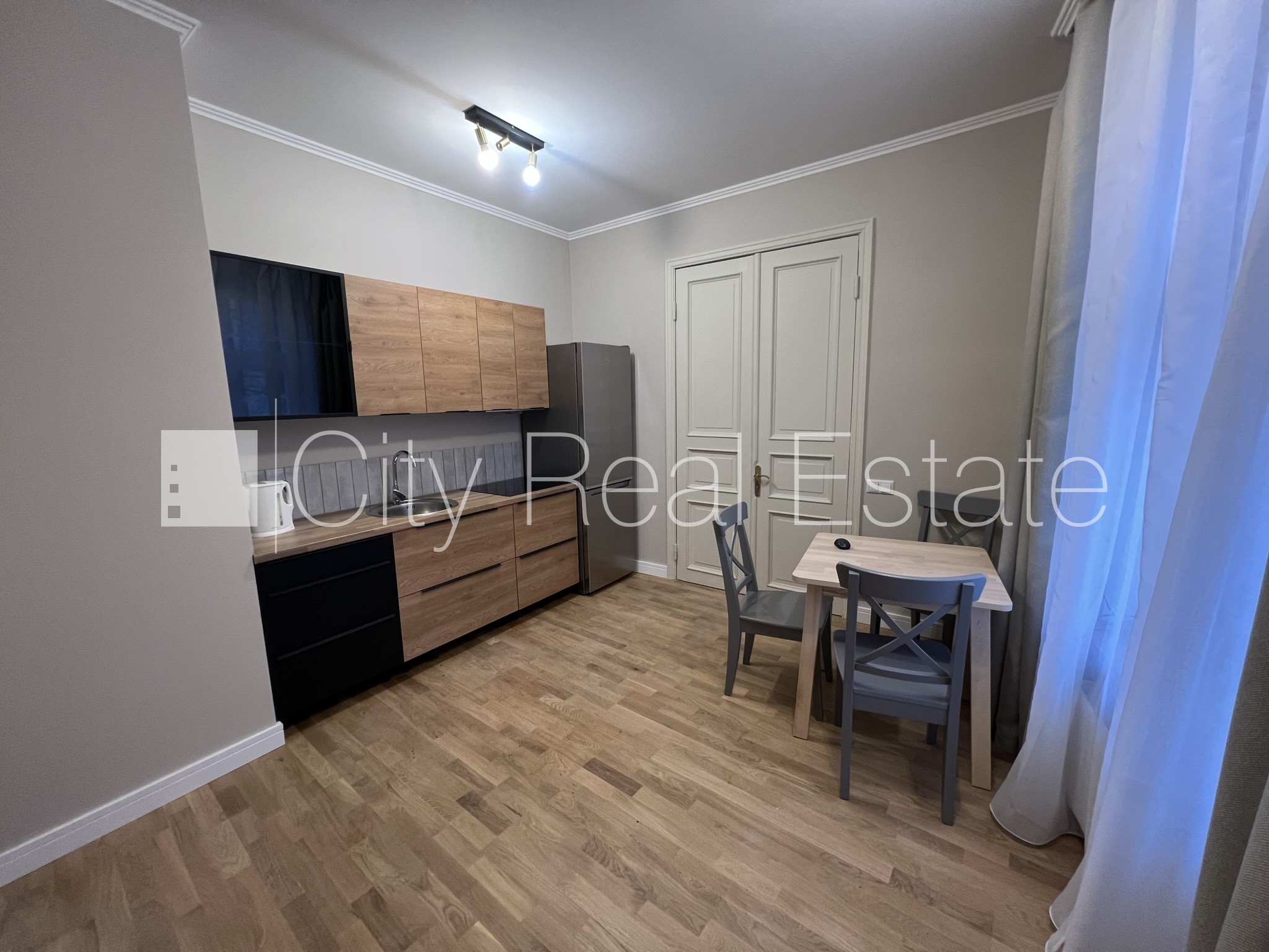 Sludinājumi. Fasādes māja, renovēta māja, bruģēts piebraucamais ceļš, iespēja nomāt autostāvvietu, kāpņu telpa Cena: 900 EUR/mēn Foto #7