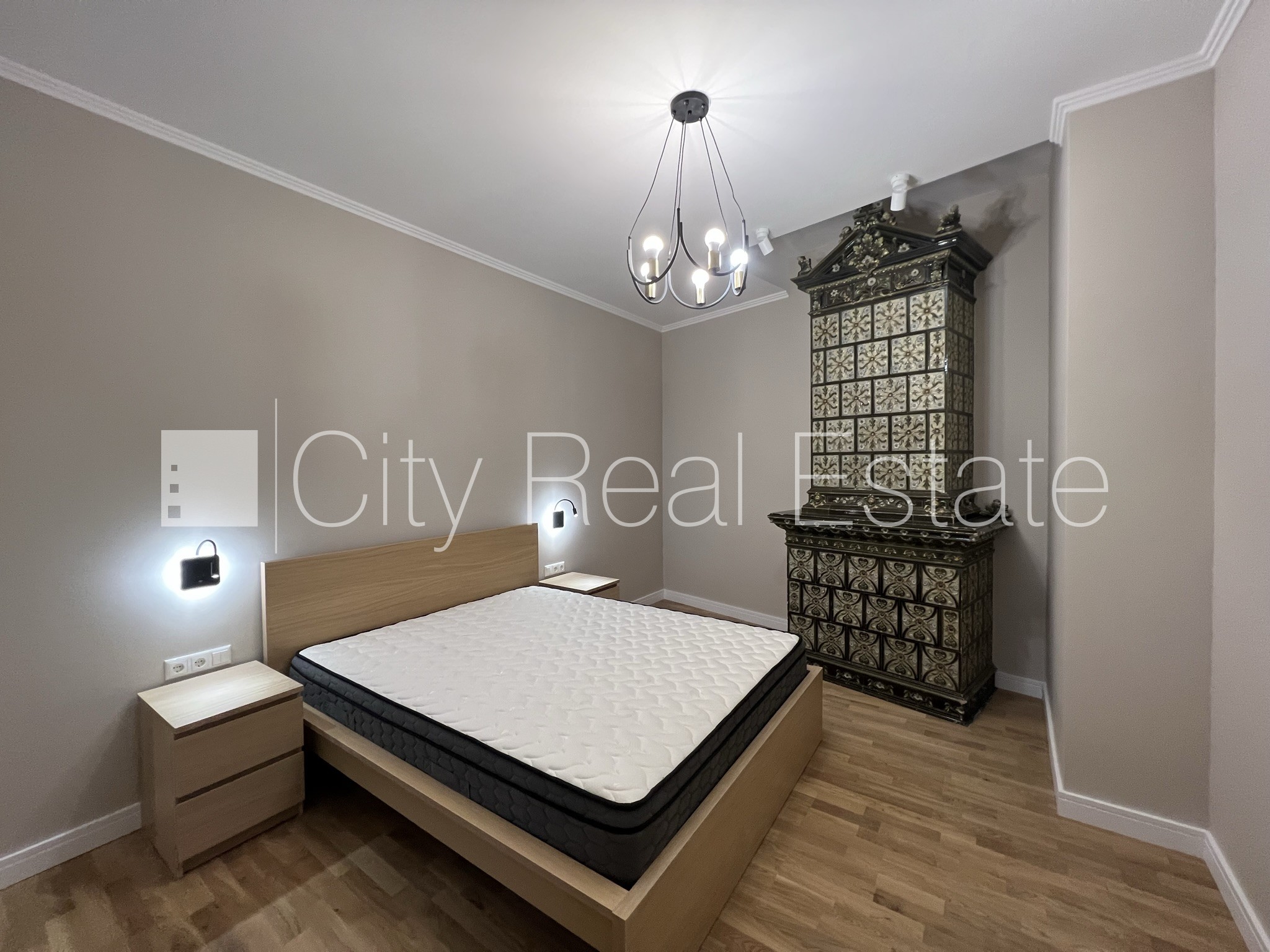 Sludinājumi. Fasādes māja, renovēta māja, bruģēts piebraucamais ceļš, iespēja nomāt autostāvvietu, kāpņu telpa Cena: 900 EUR/mēn Foto #4