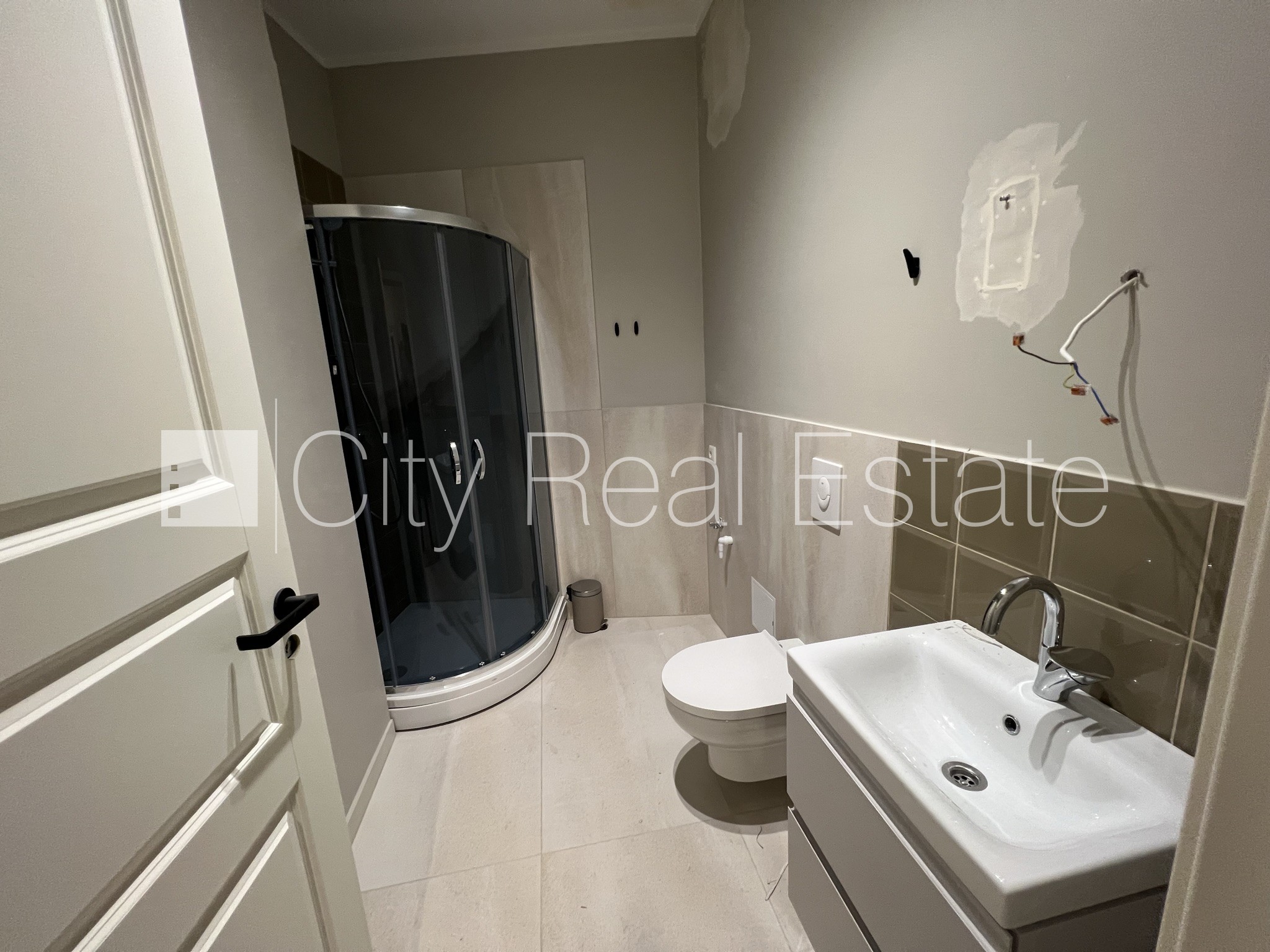 Sludinājumi. Fasādes māja, renovēta māja, bruģēts piebraucamais ceļš, iespēja nomāt autostāvvietu, kāpņu telpa Cena: 900 EUR/mēn Foto #10